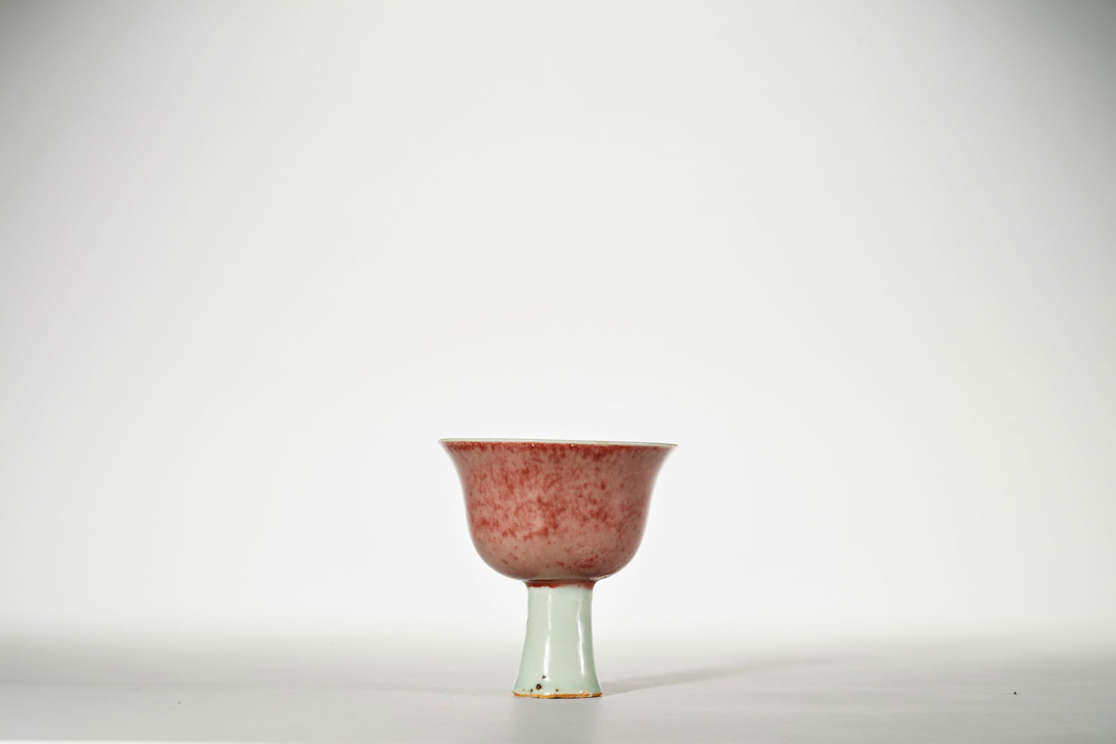 PEACHBLOOM GLAZE STEM CUP: Peachbloom glaze stem cup. Dimensions: Height: 11.5 cm, Diameter: 11.2 cm.