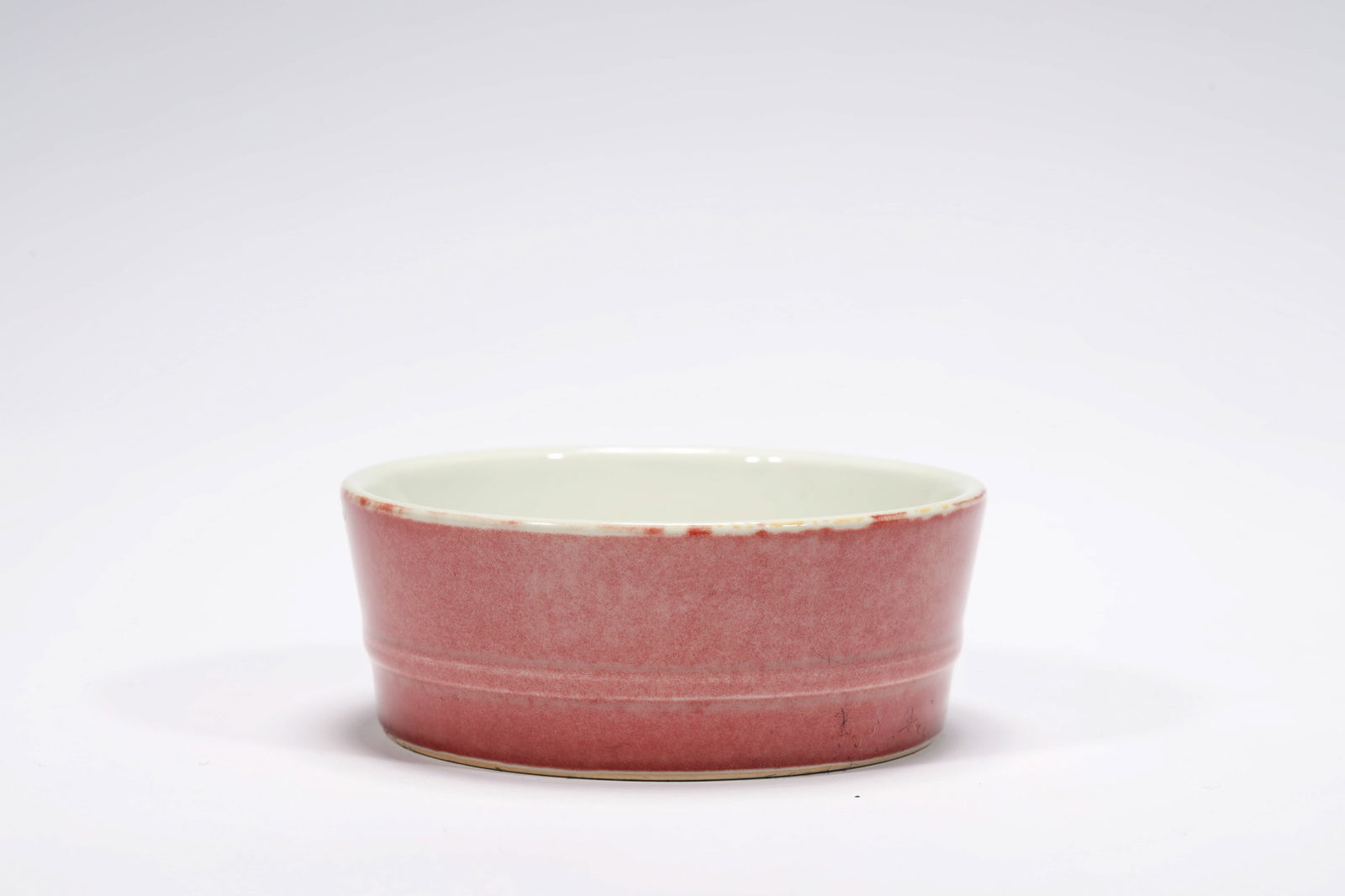 PEACHBLOOM GLAZE STRING BRUSH WASHER: Peachbloom glaze string brush washer. Dimensions: Height: 5 cm, Diameter: 12.6 cm.