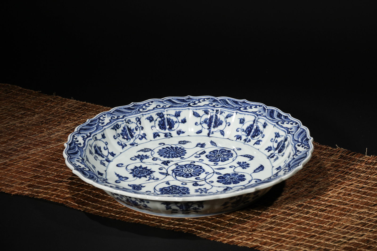 BLUE AND WHITE PEONY BARBED-RIM DISH (1 of 3)
