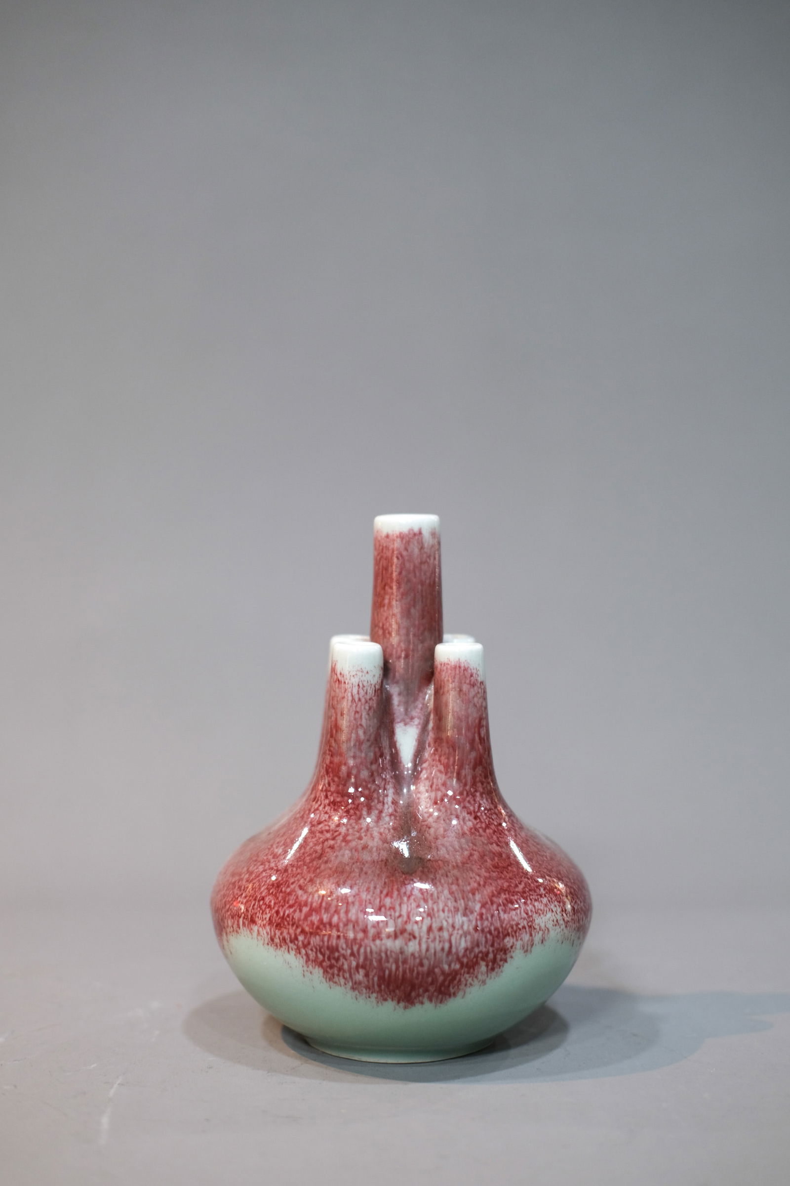 PEACH BLOOM GLAZE FIVE-SPOUTS VASE: Peach bloom glaze five-spouts vase.Dimensions: Height: 18 cm.