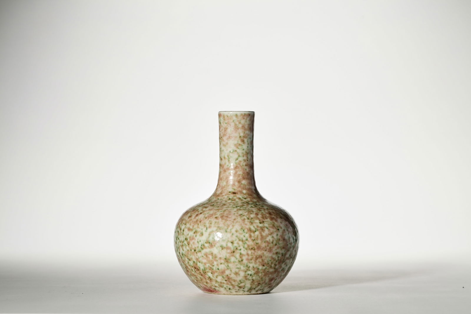 PEACH-BLOOM GLAZE TIANQIUPING: Peach-bloom glaze tianqiuping.Dimensions: Height: 17 cm, Width: 12 cm.