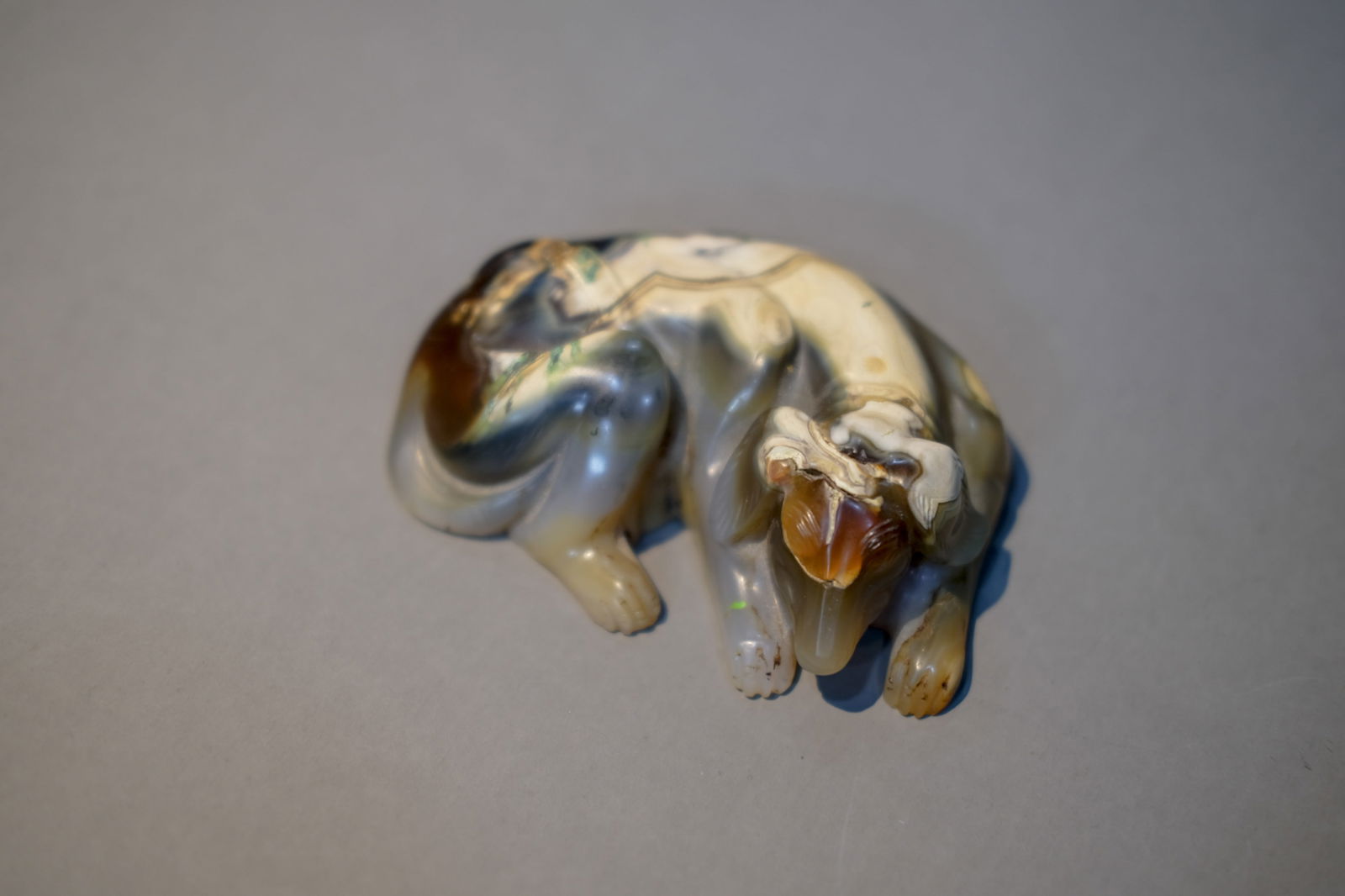 CARVED AGATE HOUND ORNAMENT: Carved agate hound ornament. Dimensions: Length: 9.5 cm, Height: 3 cm.