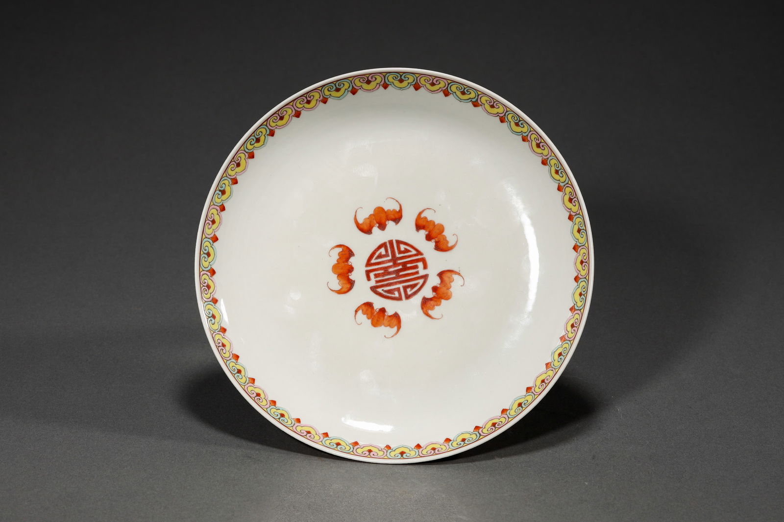 FAMILLE ROSE FIVE BATS DISH: Famille rose Five Bats dish.Dimensions: Diameter: 20.7 cm.