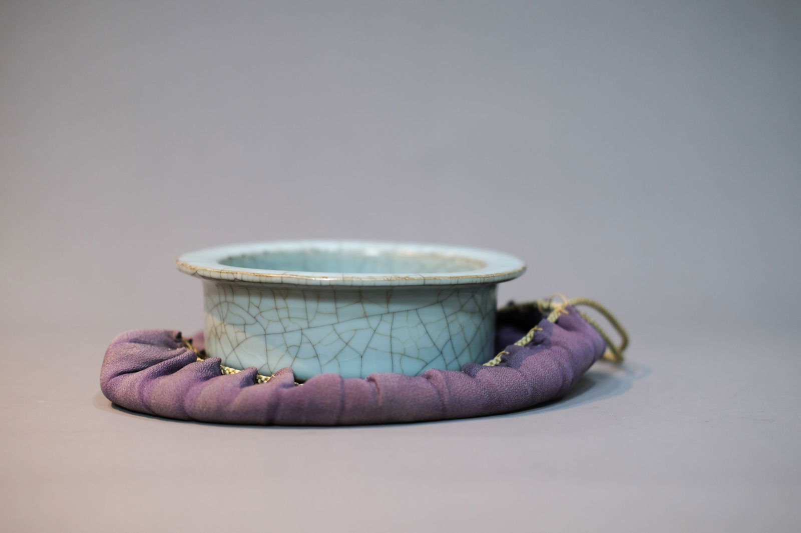 GUAN TYPE WASHER: Guan type charger. Dimensions: Height: 5.1 cm, Mouth Diameter: 16 cm.