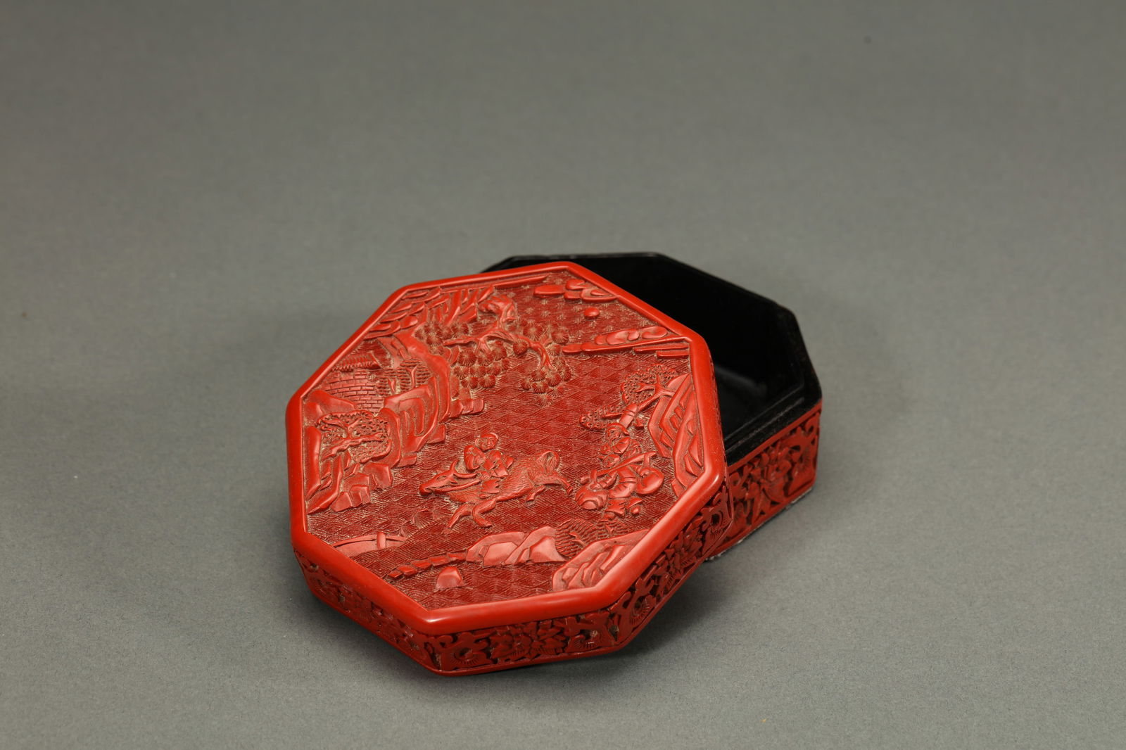 CARVED CINNABAR LACQUER OCTAGONAL BOX AND COVER (1 of 5)