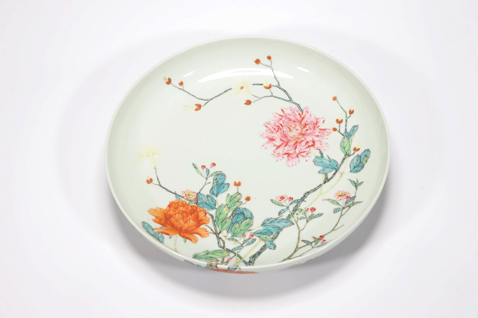 YONGZHENG FAMILLE ROSE PEONY DISH: Yongzheng famille rose peony dish.Dimensions: Height: 4.5 cm, Width: 21.7 cm.