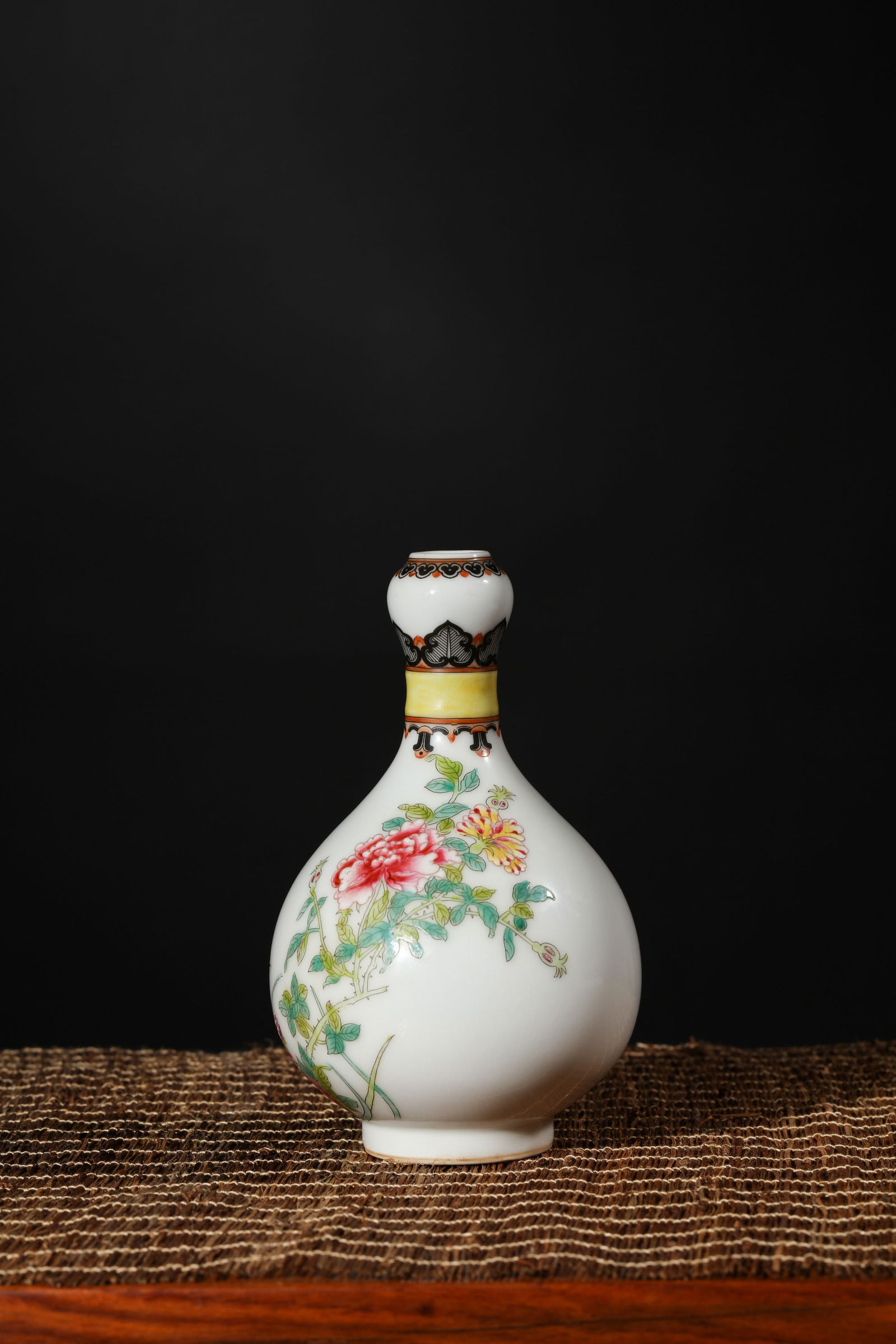 FALANGCAI GLAZE FLOWER AND BIRDS GARLIC-HEAD-SHAPE VASE (1 of 4)