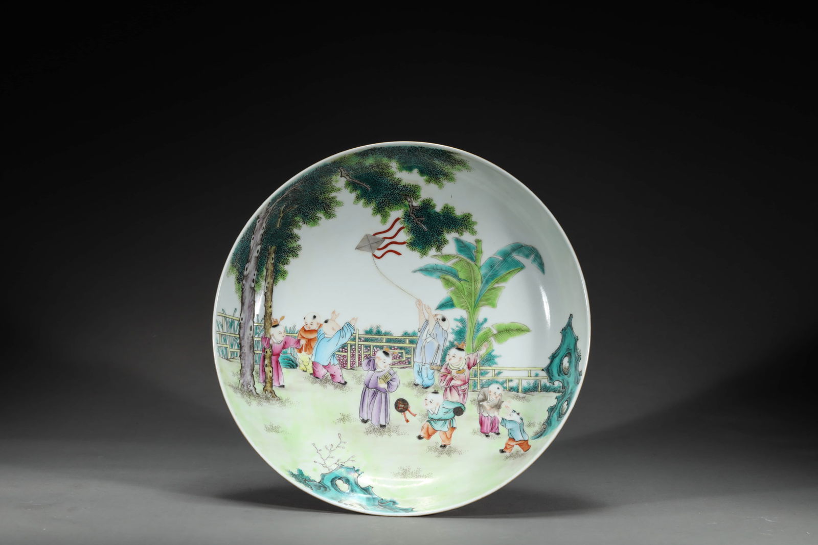 QING QIANLONG PERIOD FAMILLE ROSE FIGURAL DISH: Qing Qianlong period famille rose figural dish.Dimensions: Height: 5.3 cm, Diameter: 24.7 cm.