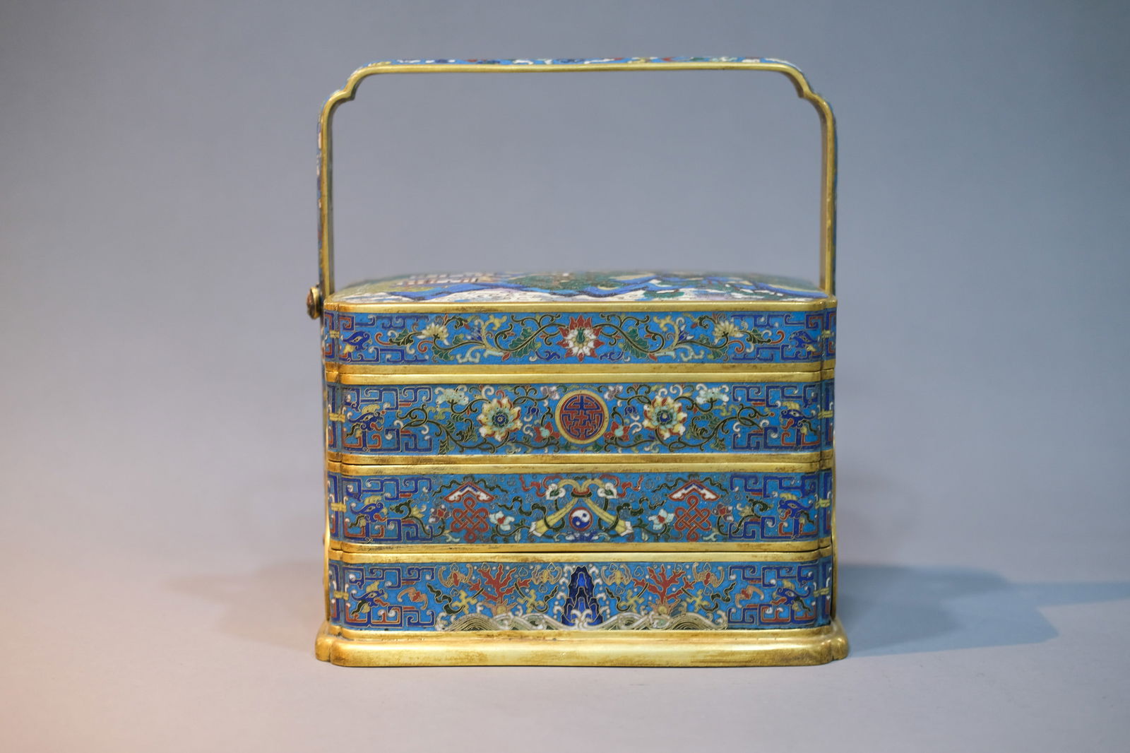 CLOISONNE ENAMEL FU AND SHOU LOOP-HANDLE PICNIC BOX: Cloisonne enamel Fu and Shou loop-handle picnic box. Dimensions: Height: 34.8 cm, Length: 22.6 cm.
