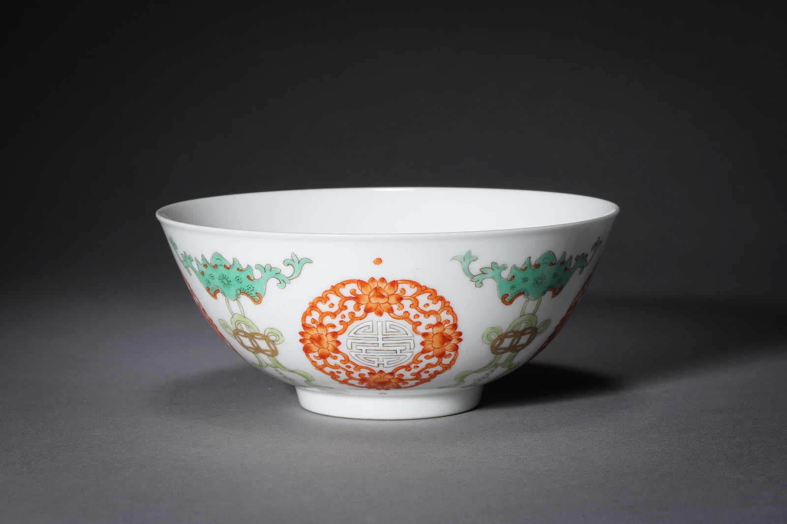 FAMILLE ROSE BOWL: Famille rose bowl.Dimensions: Diameter: 13.2 cm, Height: 5.5 cm.