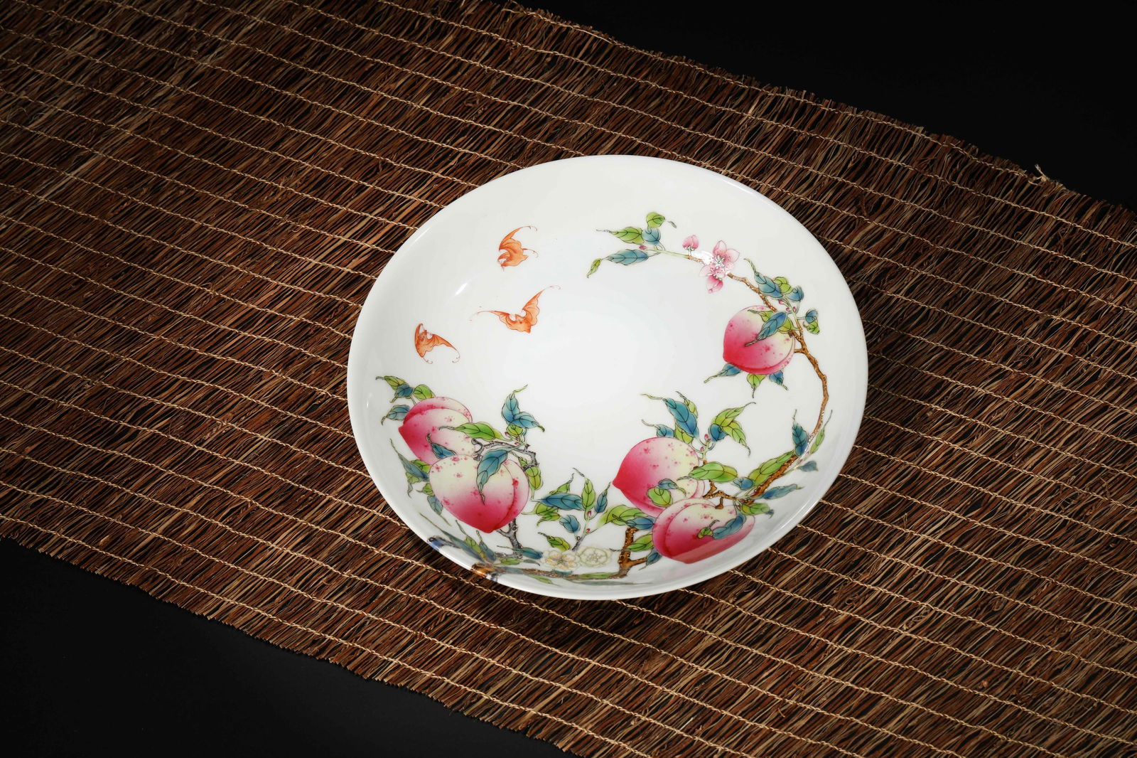 FAMILLE ROSE PEACH AND BAT DISH: Famille rose peach and bat dish. Dimensions: Diameter: 24 cm, Height: 4.6 cm.