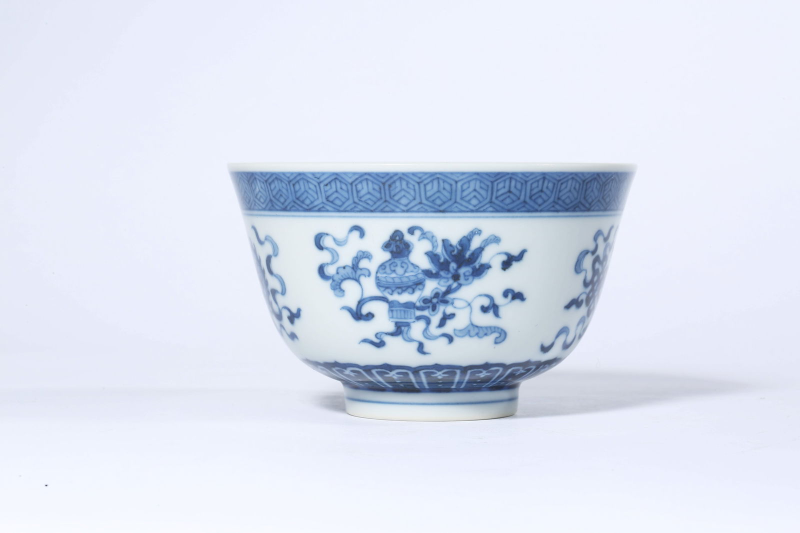 BLUE AND WHITE DOUBLE-GOURD BOWL: Blue and white double-gourd bowl.Dimensions: Diameter: 11 cm, Height: 6.7 cm.