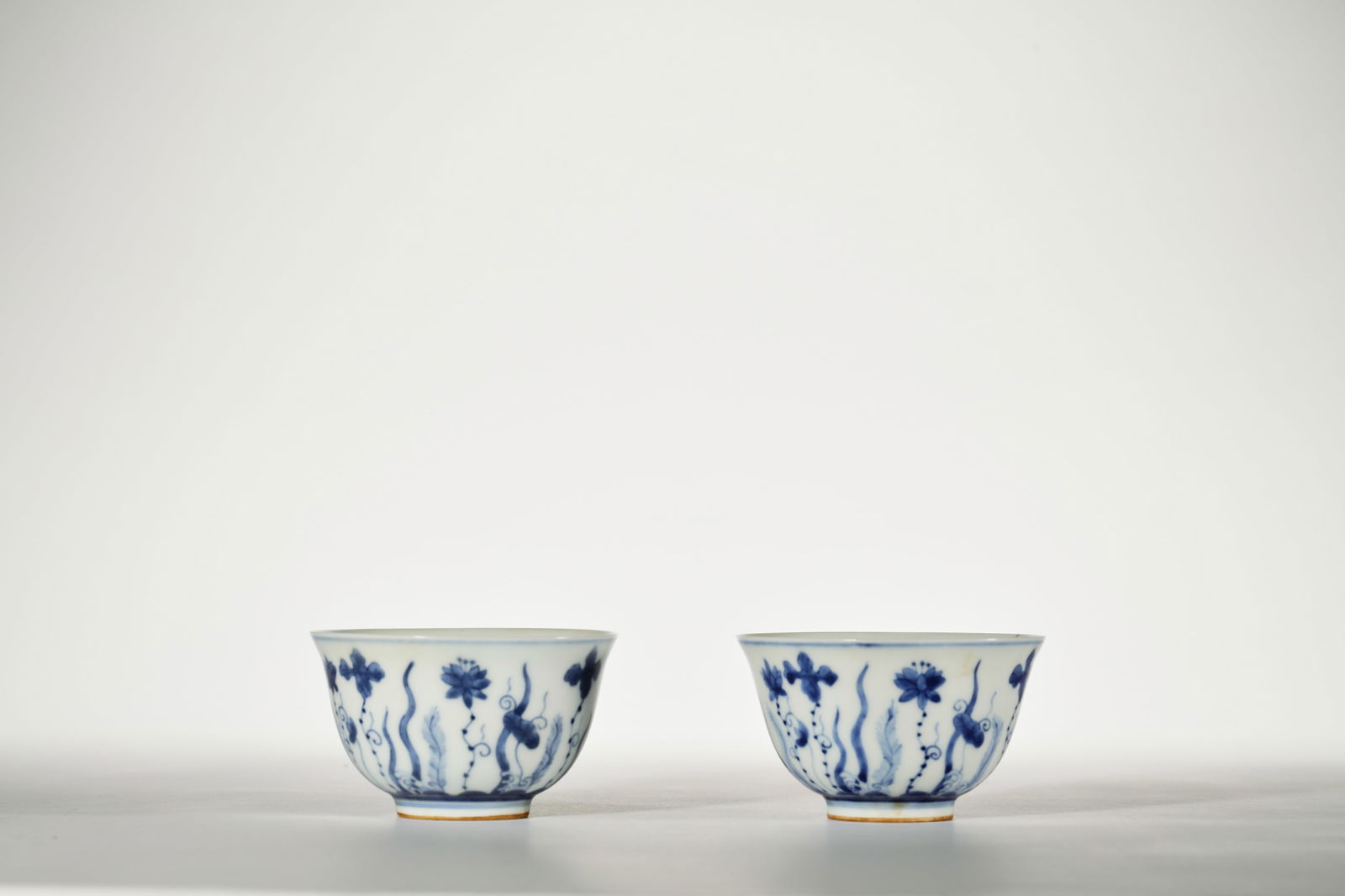 PAIR OF BLUE AND WHITE CARP AND ALGAE TEA CUPS: Pair of blue and white carp and algae tea cups.Dimensions: Height: 5.2 cm, Diameter: 8.6 cm.