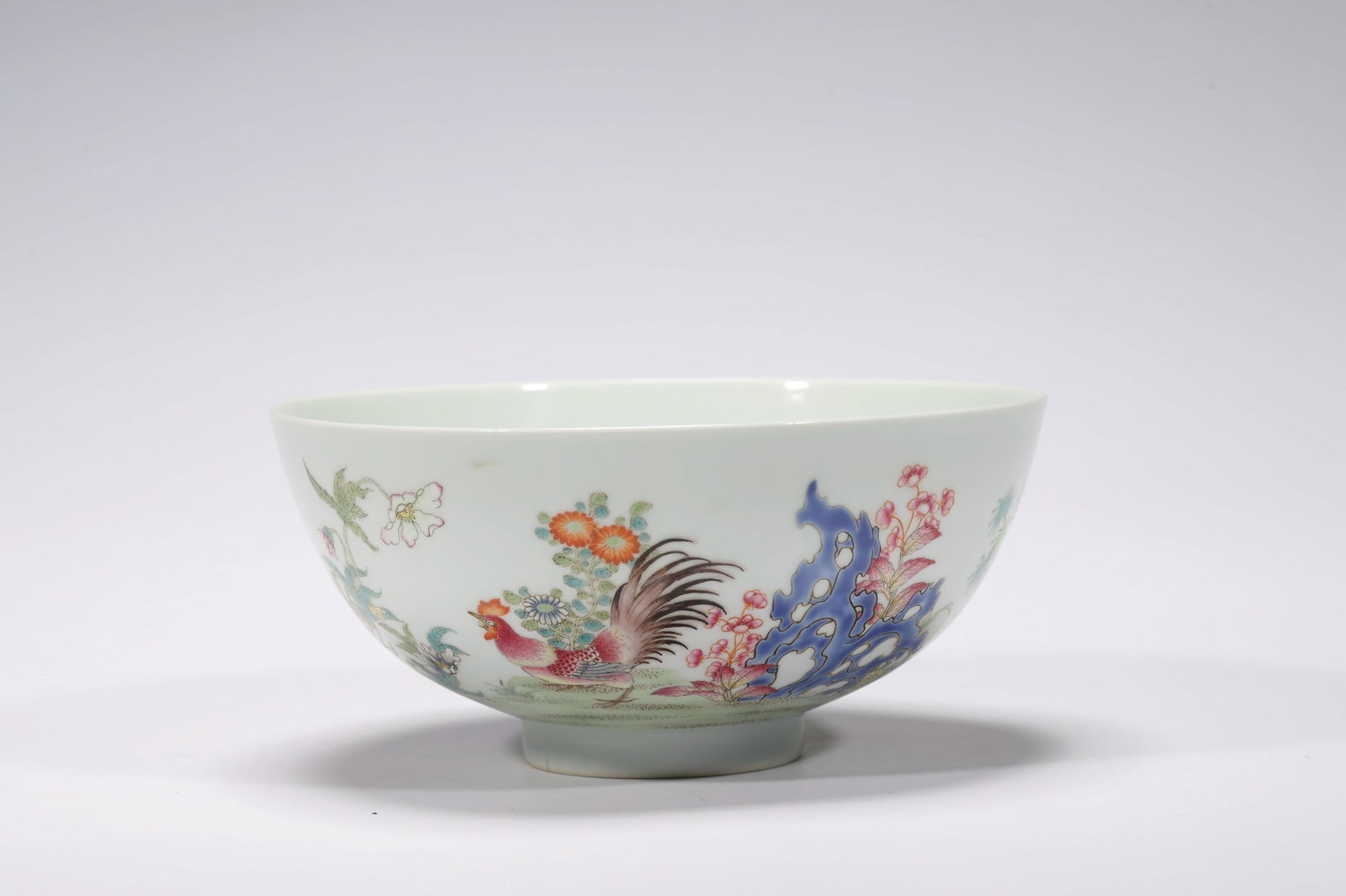 FAMILLE ROSE ROOSTER FLOWER BOWL: Famille rose rooster flower bowl. Dimensions: Width: 16.5 cm, Height: 7.5 cm.