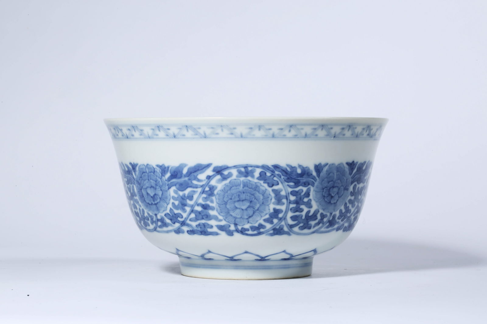 BLUE AND WHITE PEONY FLOWER BOWL: Blue and white peony flower bowl.Dimensions: Diameter: 16.8 cm, Height: 9 cm.