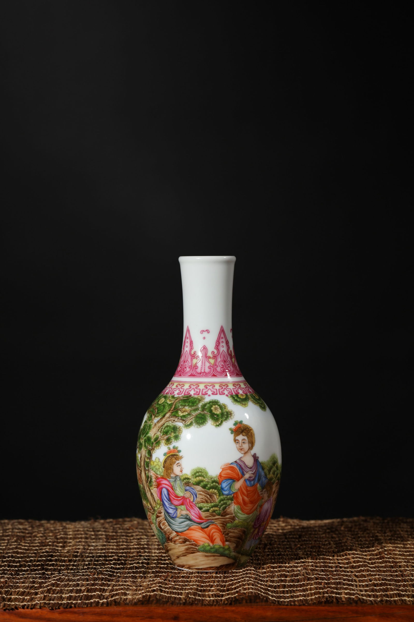 FALANGCAI GLAZE WESTERN FIGURE VASE (1 of 3)
