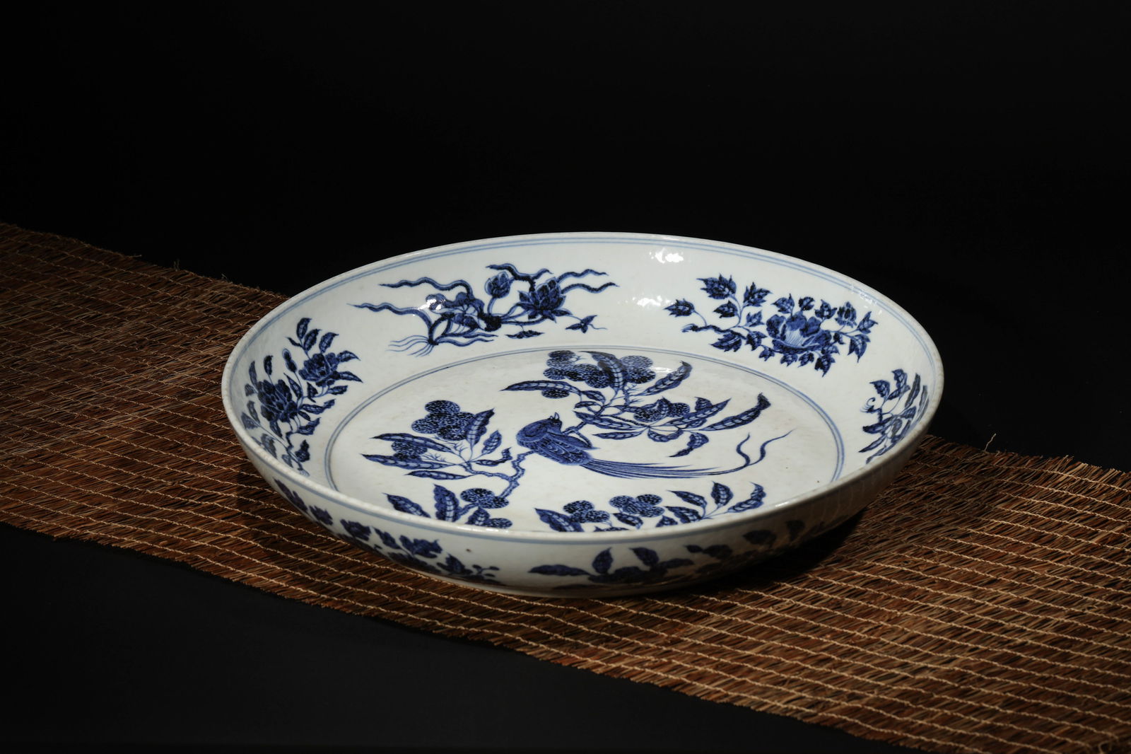 BLUE AND WHITE PHEASANT DISH: Blue and white pheasant dish.Dimensions: Diameter: 45 cm, Height: 7 cm.