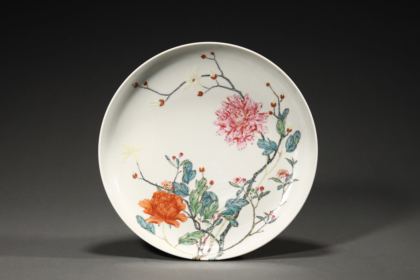 QING YONGZHENG PERIOD FAMILLE ROSE PEONY DISH: Qing Yongzheng period famille rose peony dish. Dimensions: Height: 4.5 cm, Diameter: 21.7 cm.