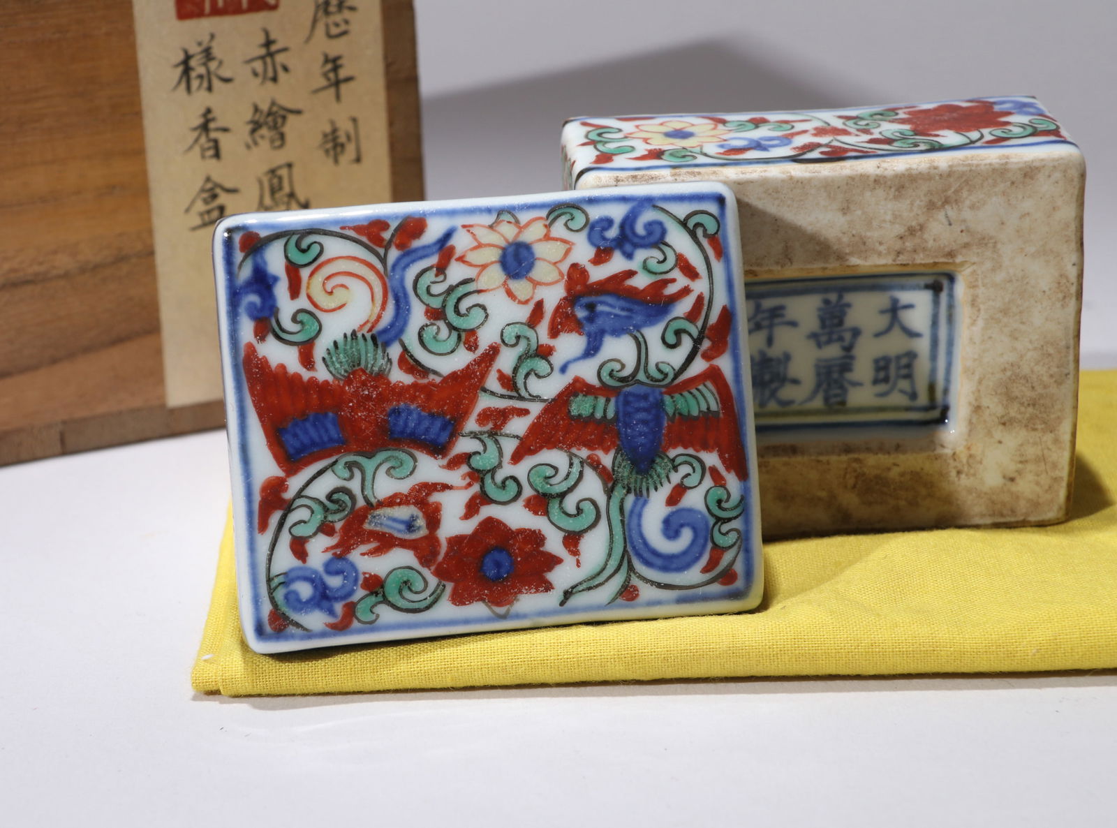 A WUCAI RECTANGULAR BOX AND COVER - 3