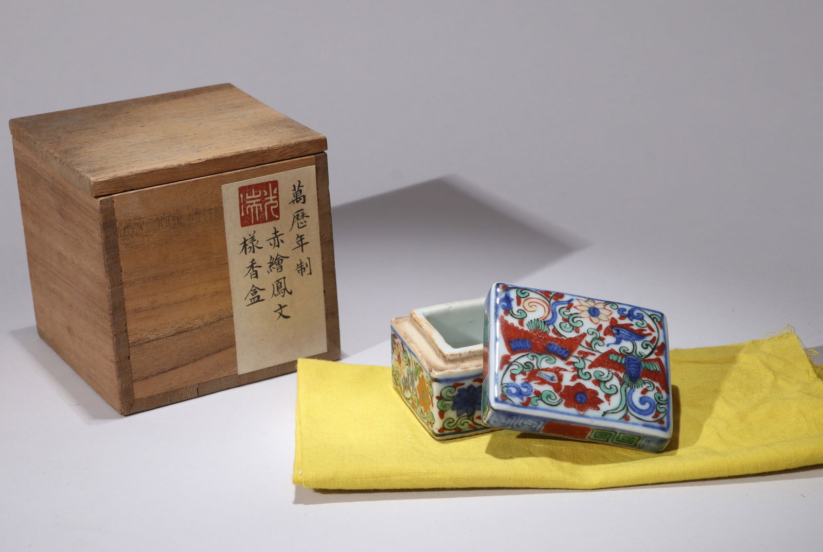 A WUCAI RECTANGULAR BOX AND COVER - 5