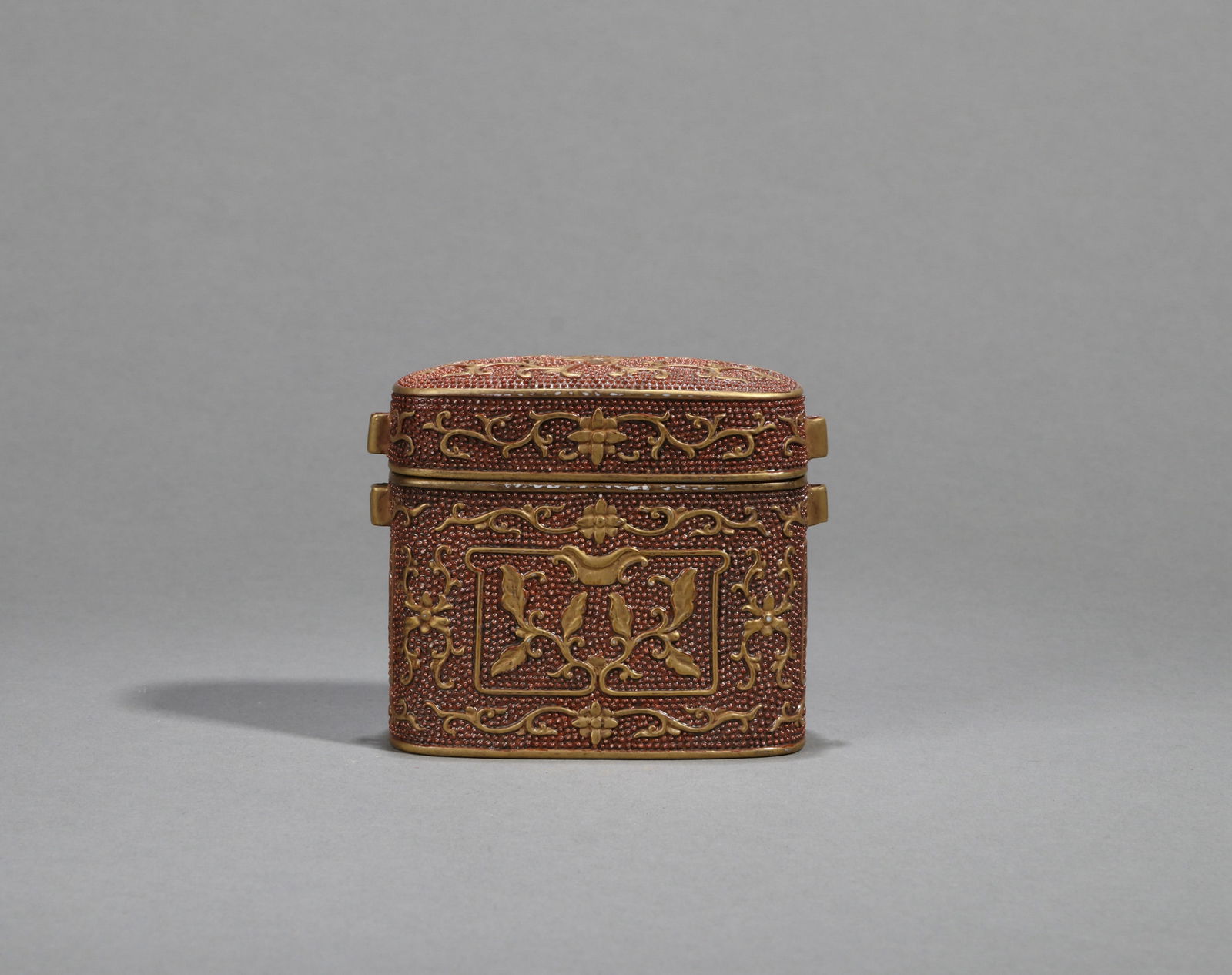 A GILT-DECORATED 'PEARL-GROUND' BOX: A 'pearl-ground' box with gilt decoration.Height 7 cm.