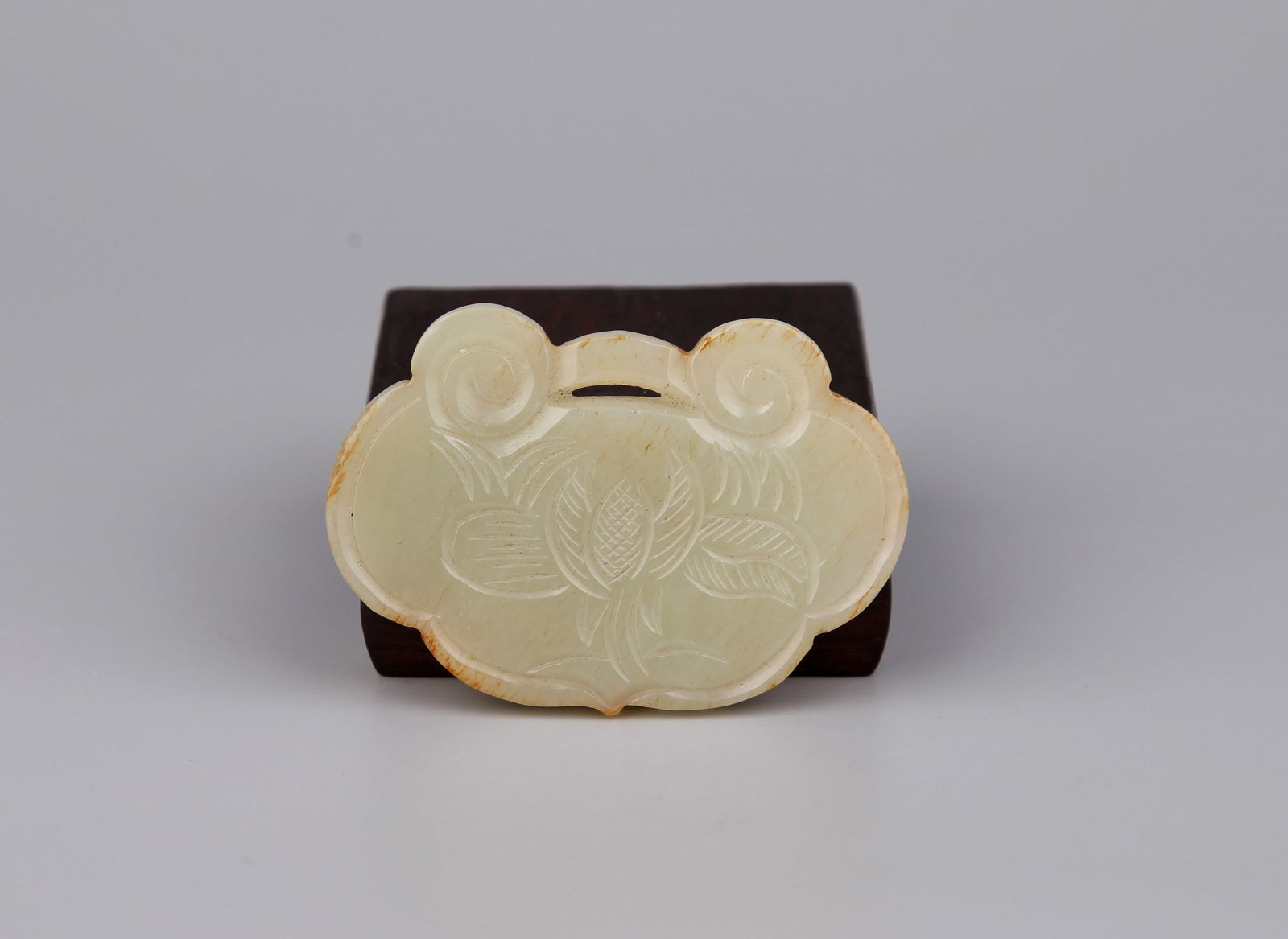 A JADE LOCK PENDANT: A Hetian jade pendant in the shape of a lock.6.3 x 4.4 cm.