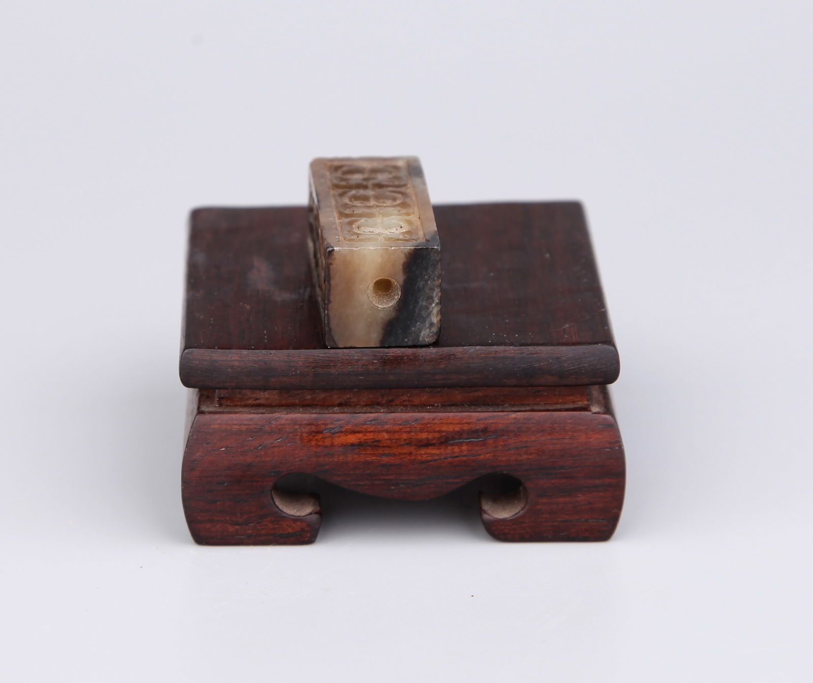 A JADE 'CLOUD' PENDANT - 4