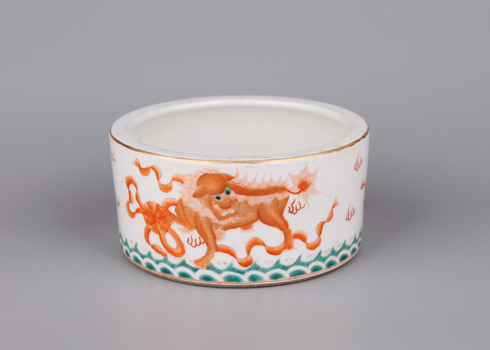 AN IRON-RED AND GILT-DECORATED WASHER: An iron-red and gilt-decorated washer with lion and embroidered ball design.Height 7 cm, Diameter 12.5 cm.