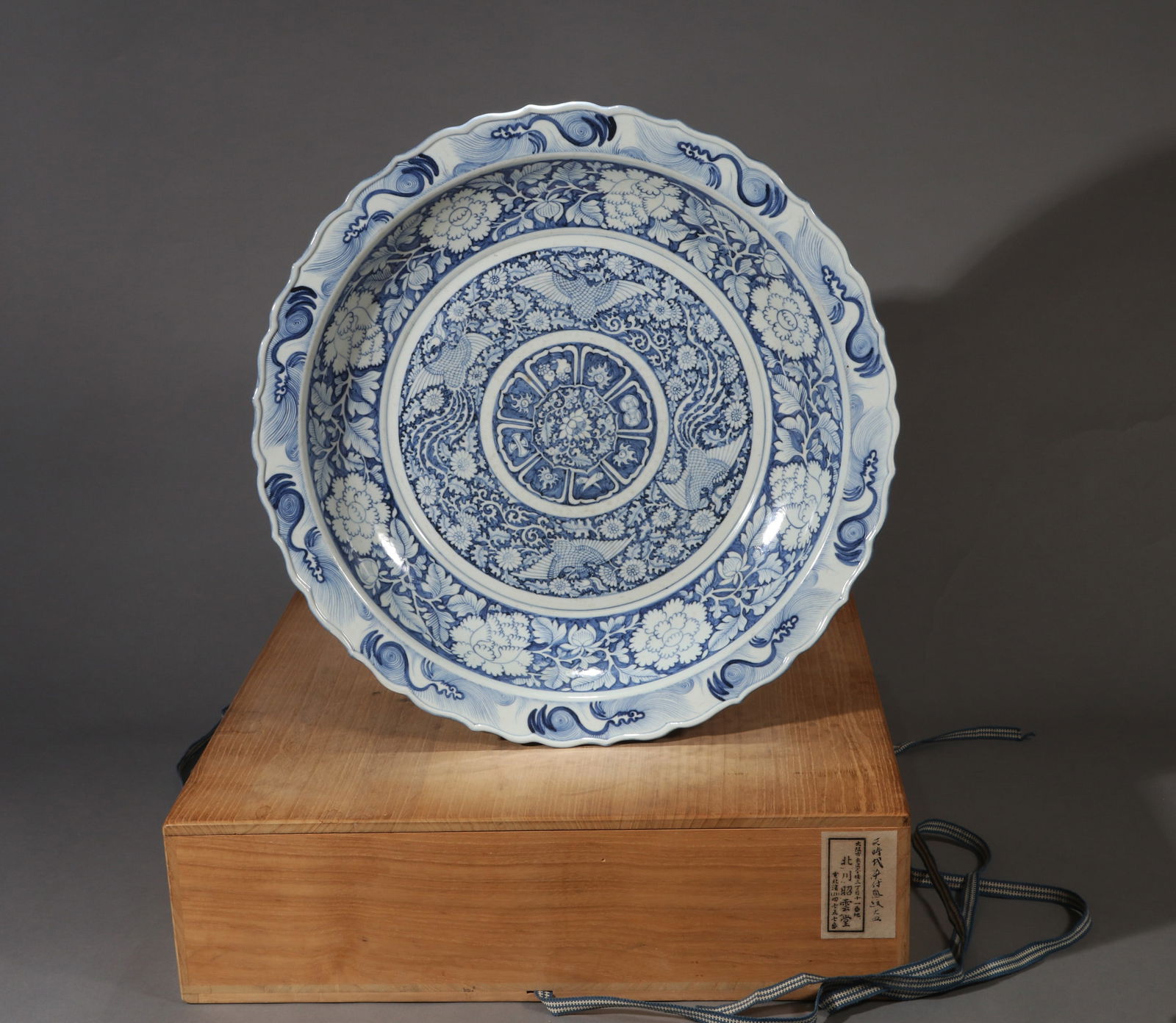 A BLUE AND WHITE DISH: A blue and white dish decorated with reserved white phoenix design.Diameter 45 cm.