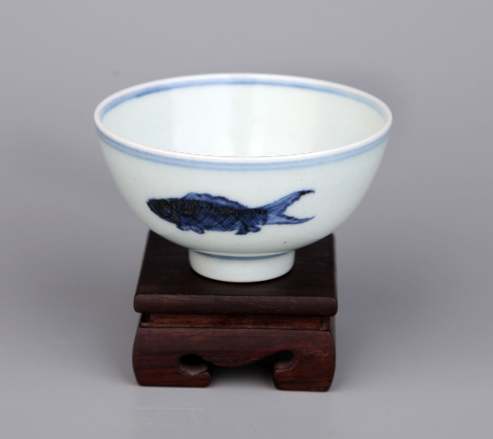 A BLUE AND WHITE BOWL: A blue and white 'chicken heart' bowl decorated with seawater and fish.Height 4 cm, Diameter 8.5 cm.