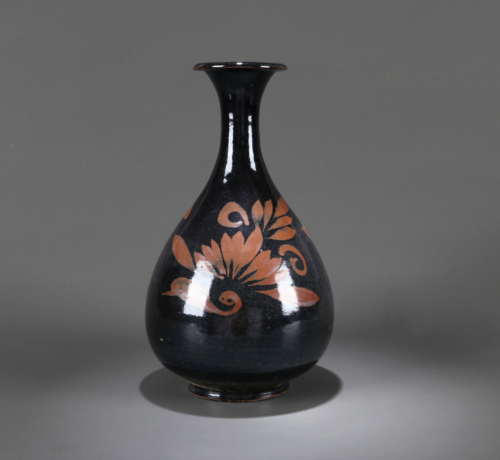 A CIZHOU-TYPE YUHUCHUN VASE (1 of 5)