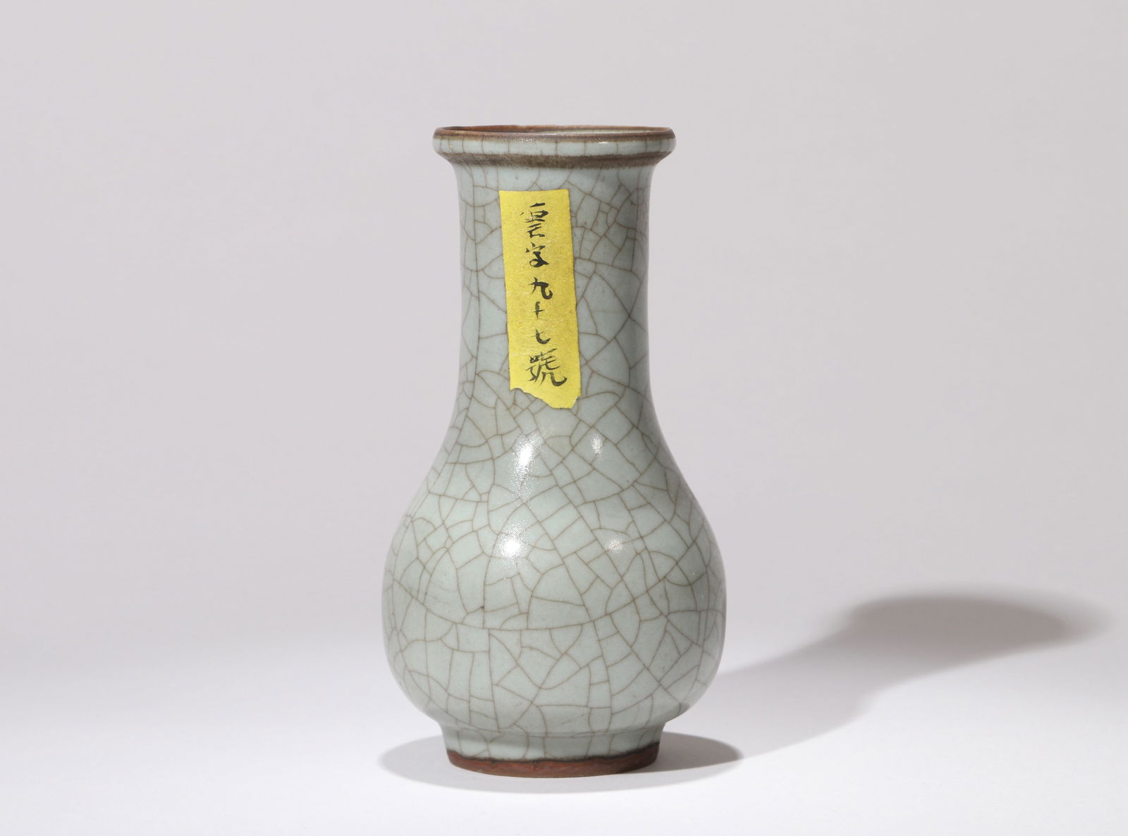 A GE-TYPE DISH-MOUTH VASE (1 of 6)