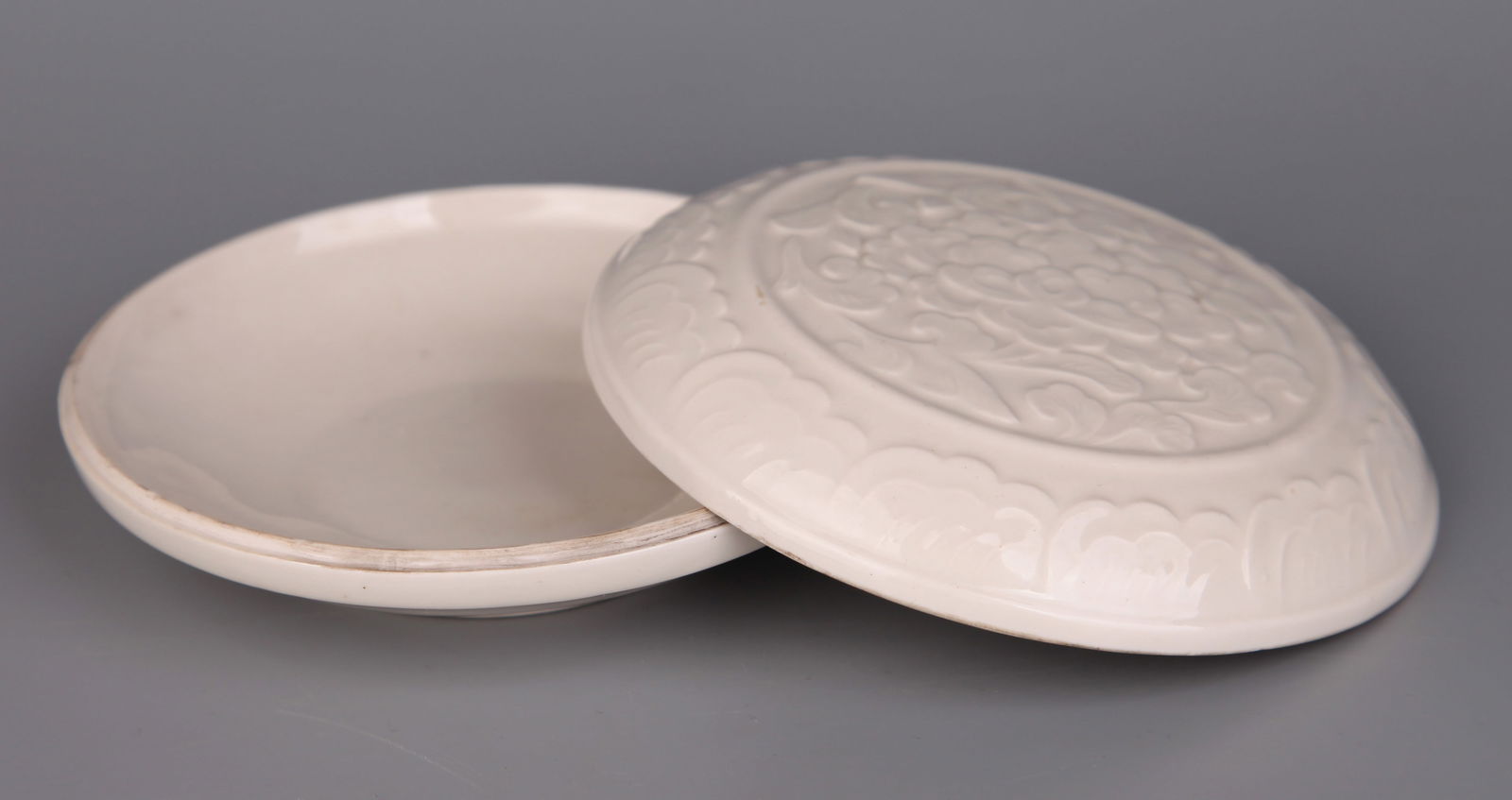 A DING-TYPE WHITE-GLAZED BOX (1 of 5)