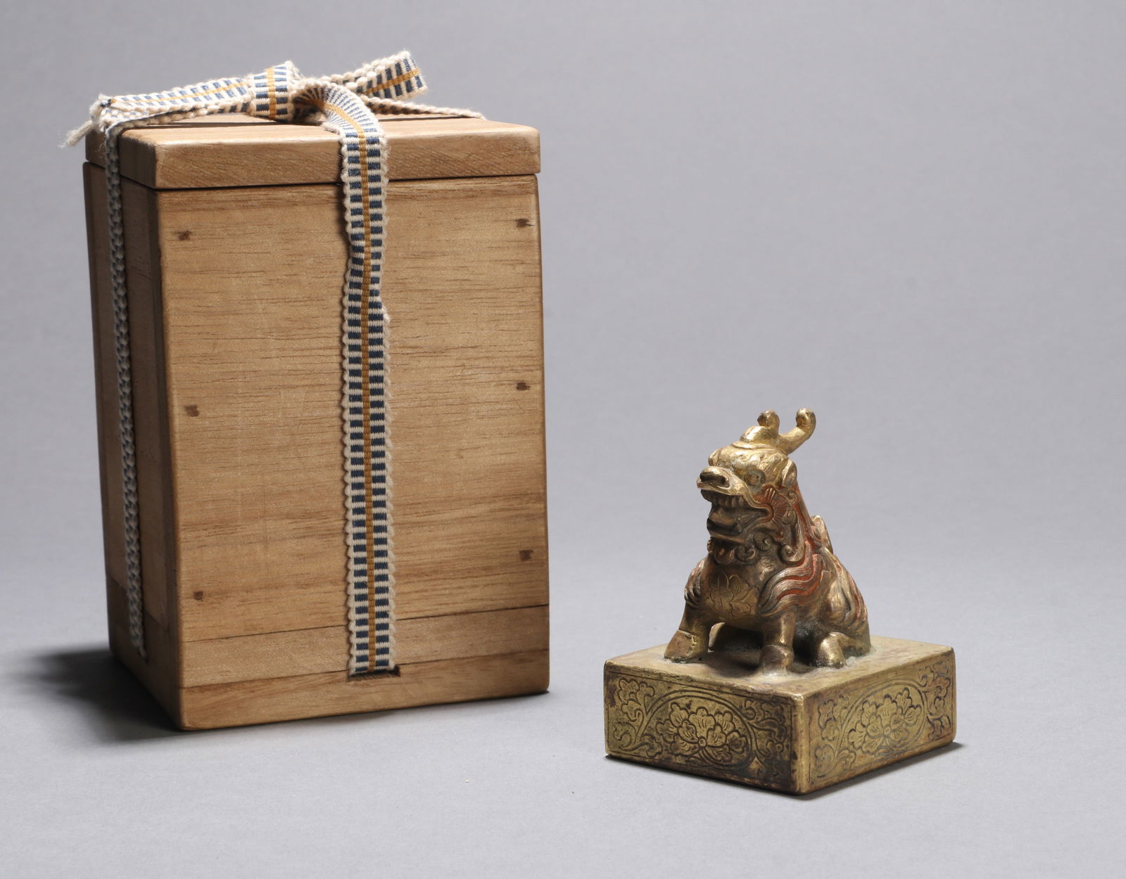 A GILT-BRONZE SEAL: A gilt-bronze seal.5.2 x 5.2 x 7.5 cm.