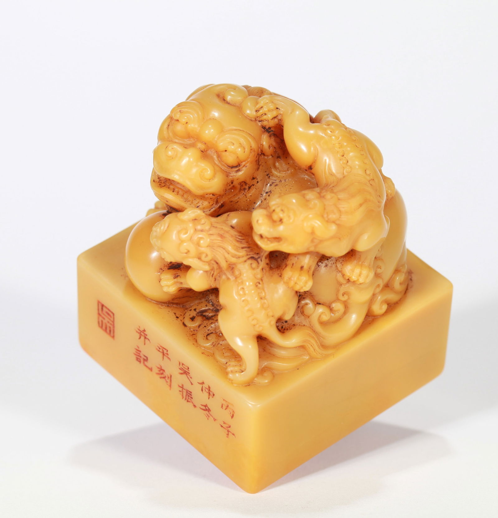 A TIANHUANG STONE SEAL: A Tianhuang stone seal with lion knob.5.5 x 5.5 x 6.5 cm, Weight 365.2 g.Note: By repute, carved by Wu Zhenping.