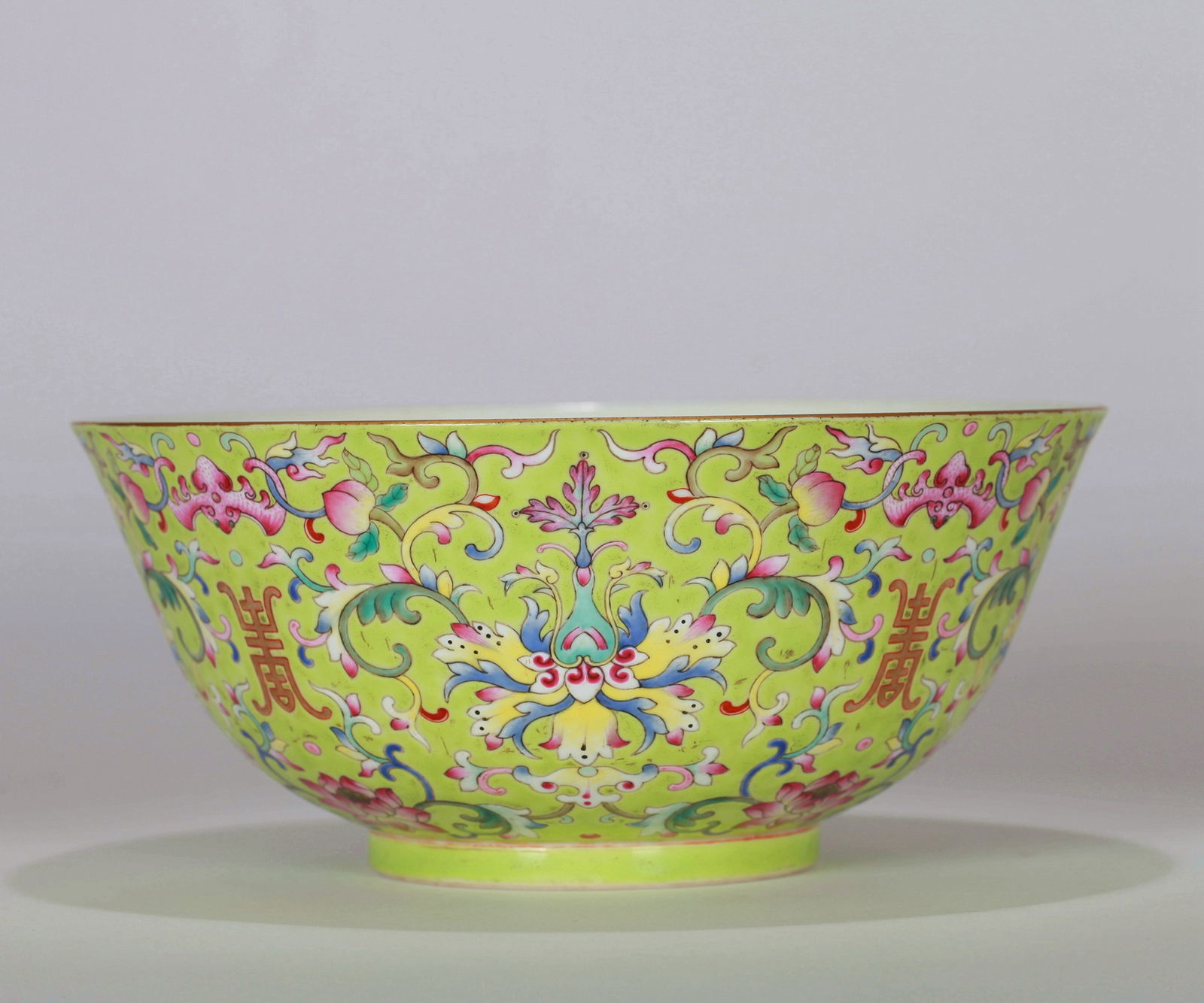 A GREEN-GROUND FAMILLE-ROSE BOWL: A green-ground famille-rose large bowl decorated with interlocking flowers. Diameter 20 cm.