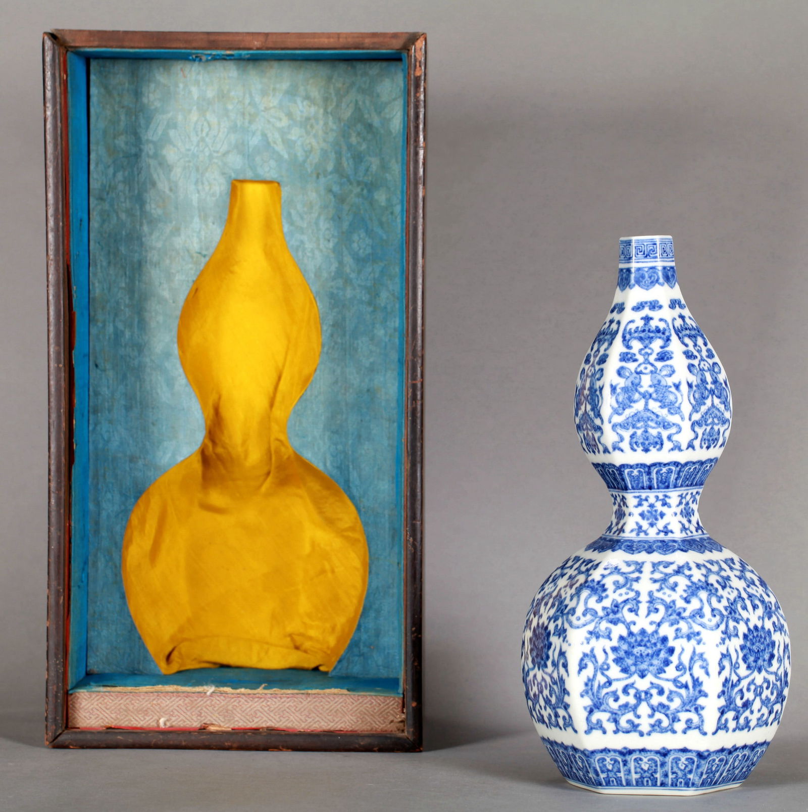 A BLUE AND WHITE HEXAGONAL GOURD VASE (1 of 13)