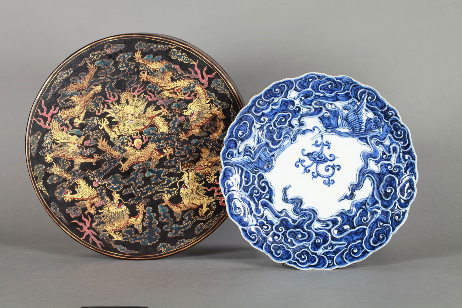 A BLUE AND WHITE FOLIATE DISH (1 of 12)