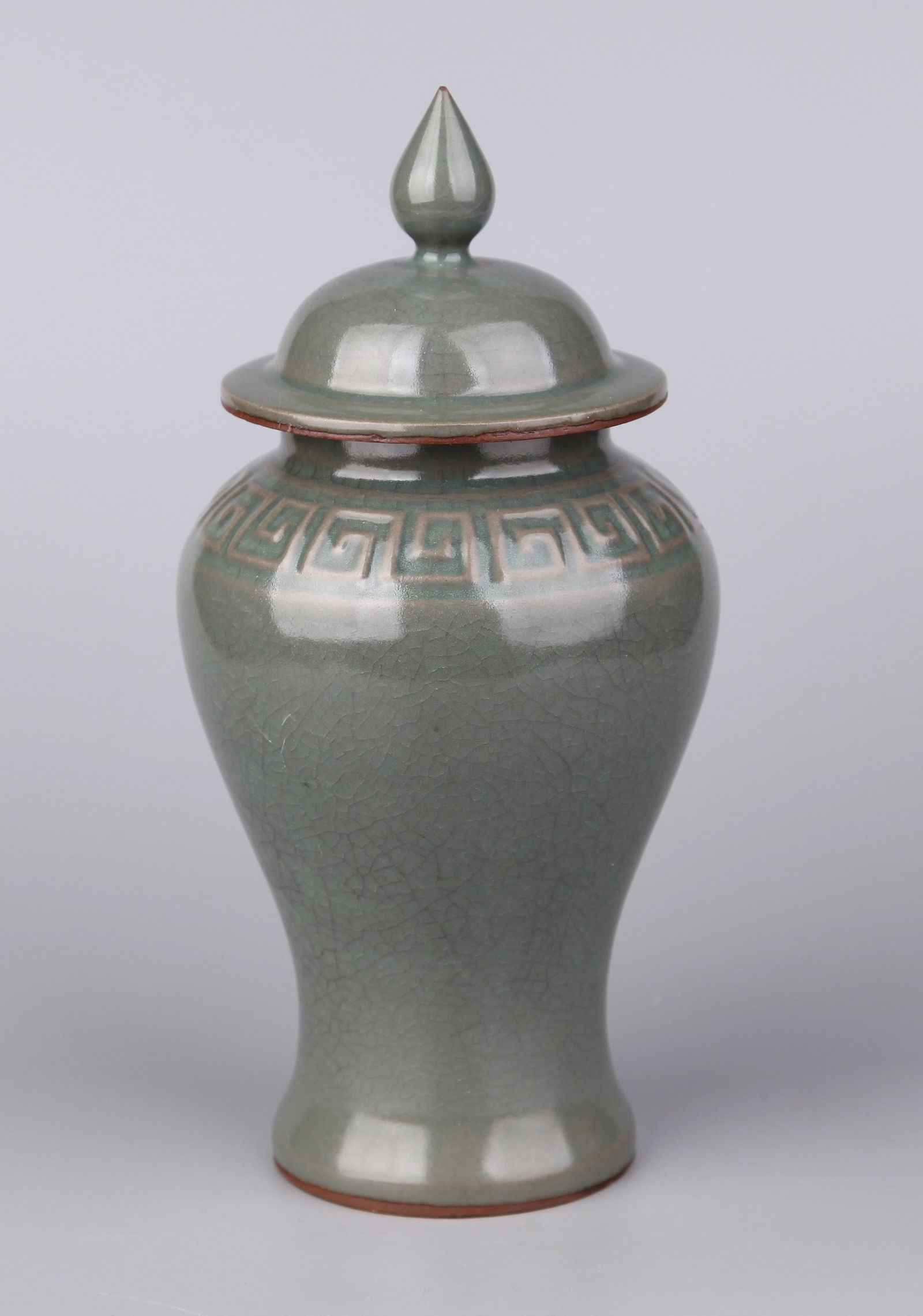 A GE-TYPE JAR AND COVER: A Ge-type jar and cover. Height 18.5 cm, Diameter 5 cm.