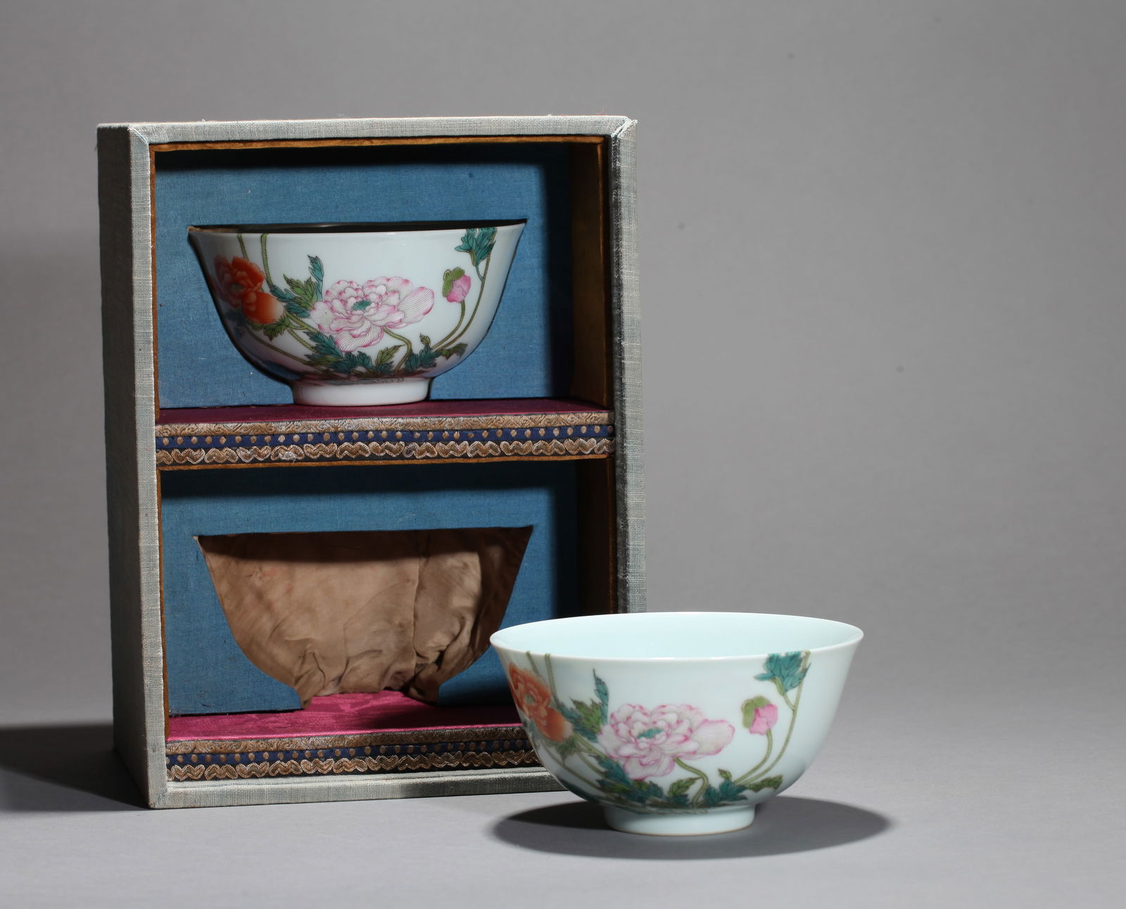 A PAIR OF FAMILLE-ROSE BOWLS: A pair of famille-rose bowls decorated with 'Over the Wall' floral design.Diameter 14 cm, Height 7 cm.