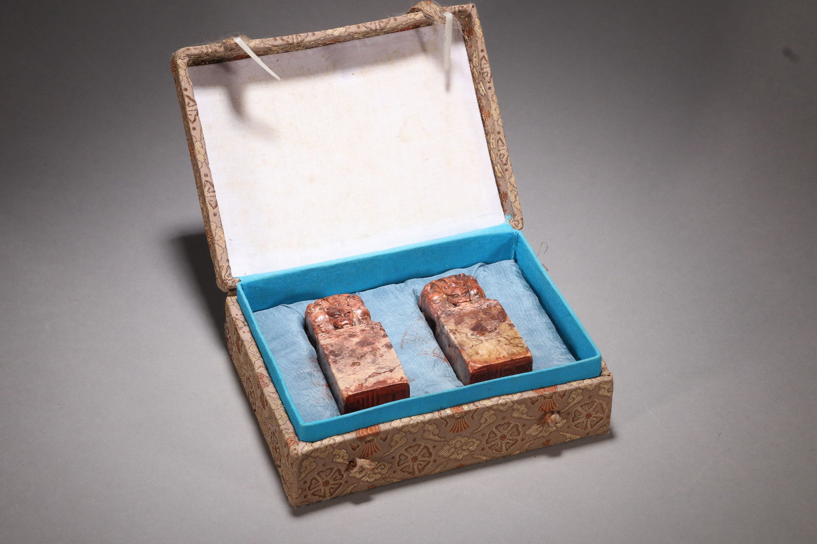 A PAIR OF SHOUSHAN STONE SEALS (1 of 7)