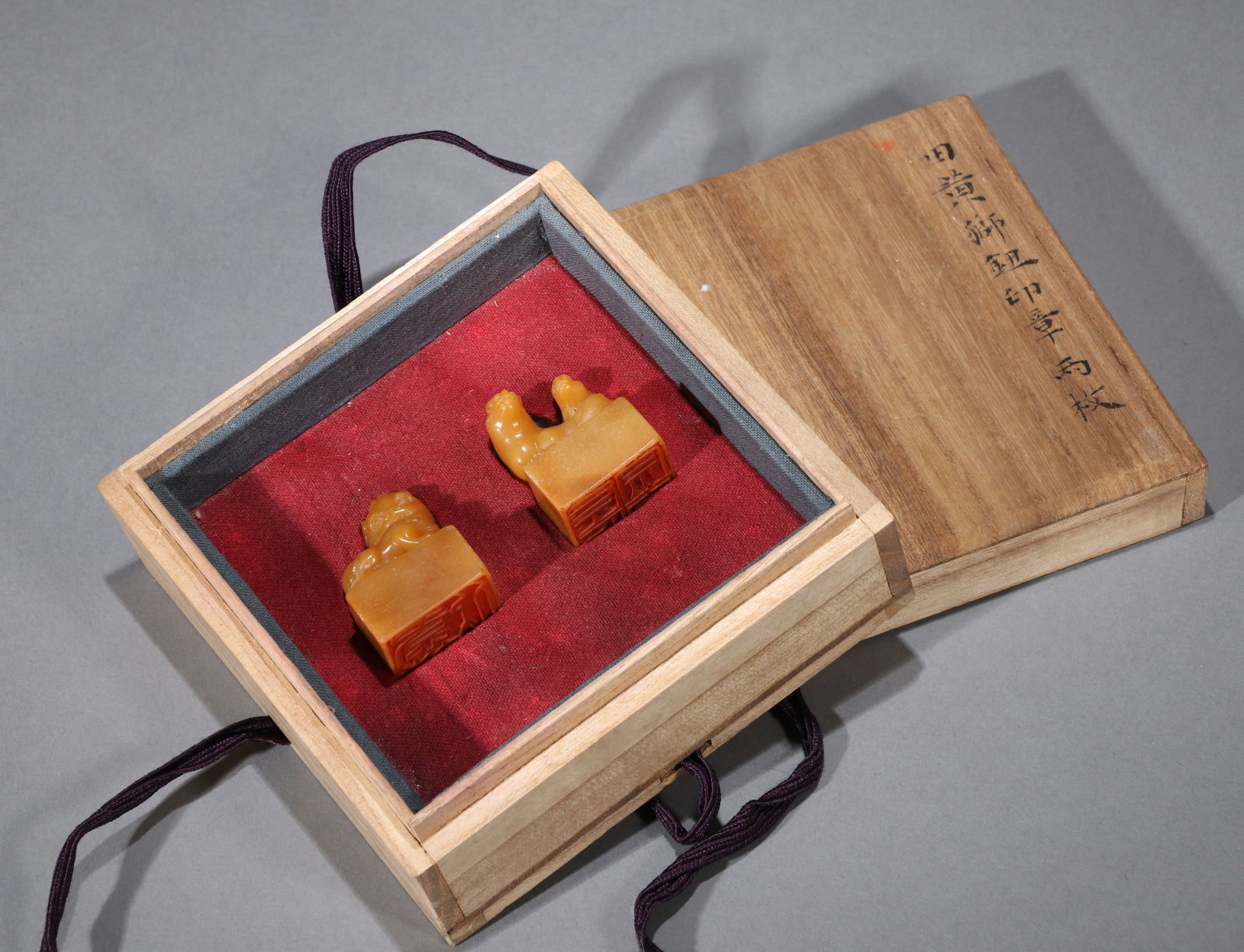 A PAIR OF TIANHUANG STONE SEALS (1 of 7)