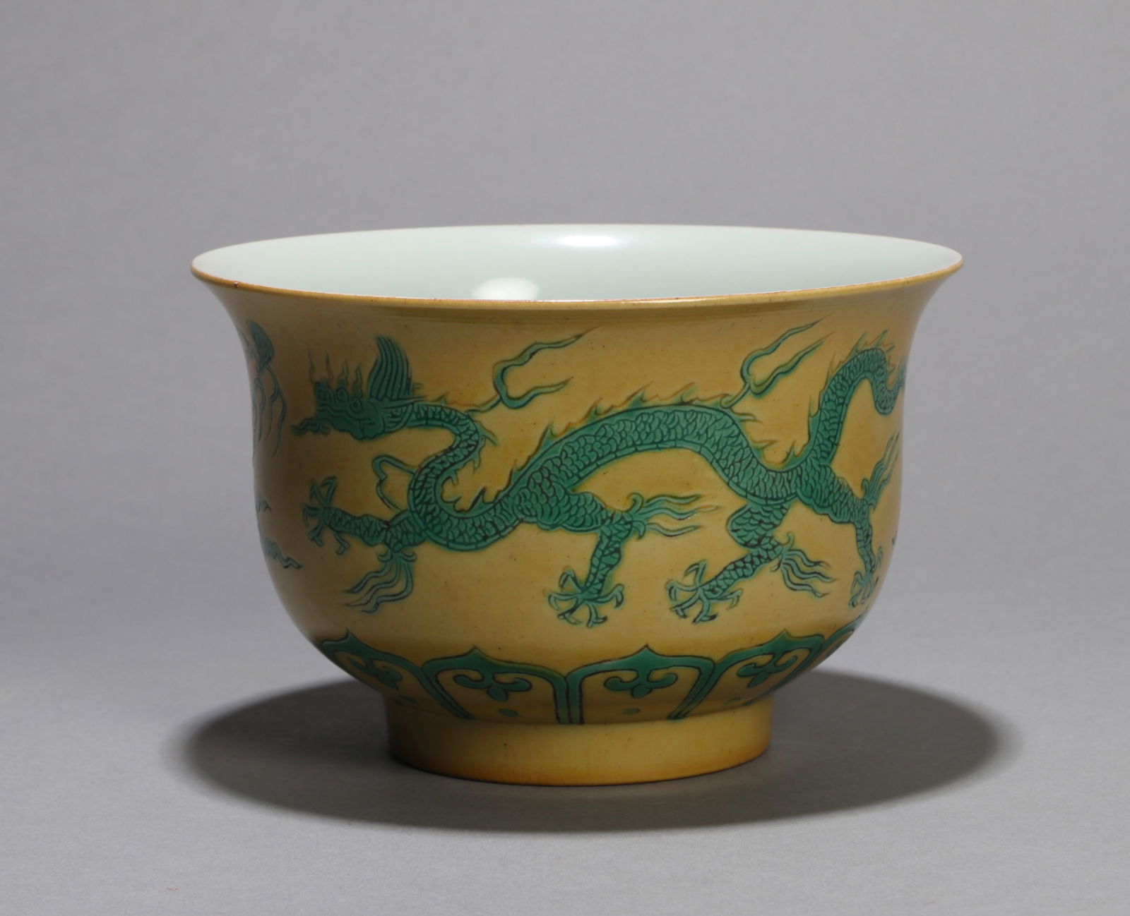 A YELLOW-GROUND GREEN DRAGON BOWL: A yellow-ground bowl decorated with green dragon. Diameter 15.5 cm, Height 10 cm.