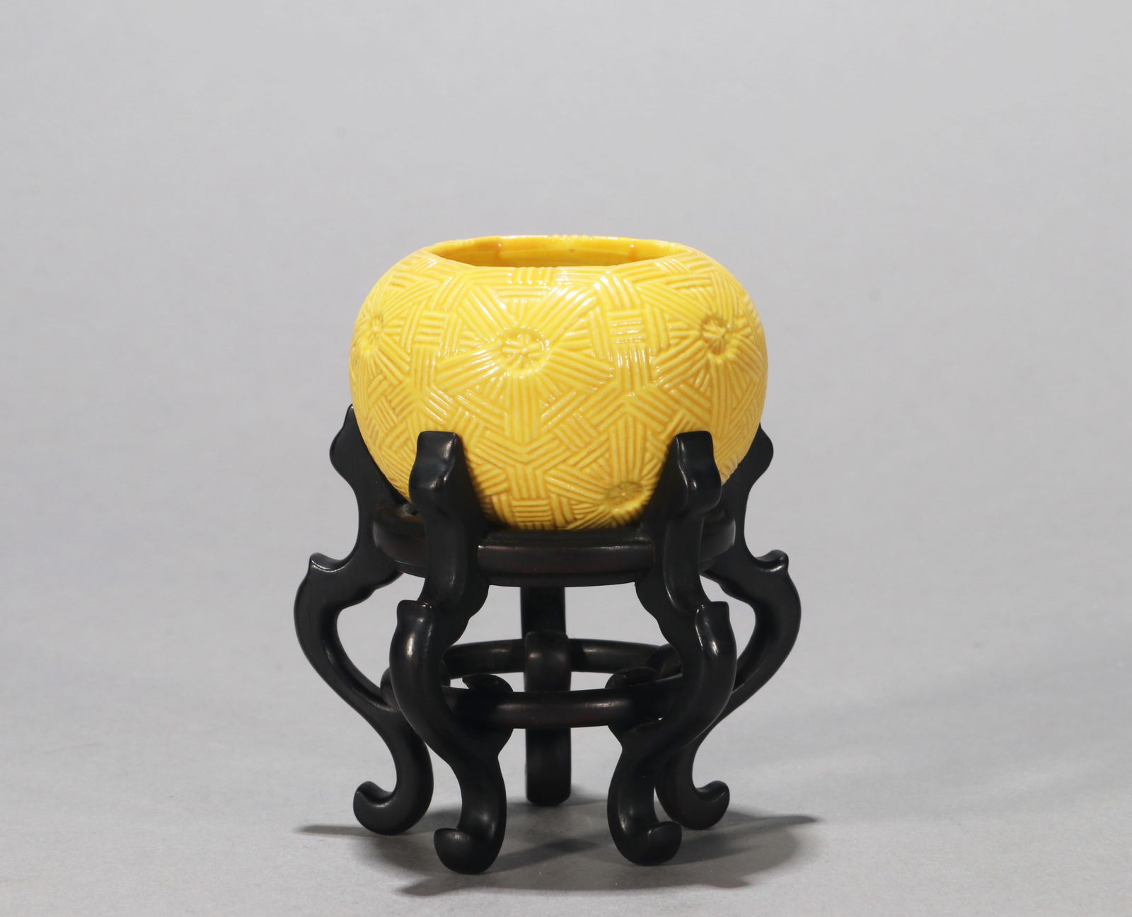 A YELLOW-GLAZED WATER POT: A yellow-glazed water pot decorated with mat pattern.Diameter 5.5 cm.