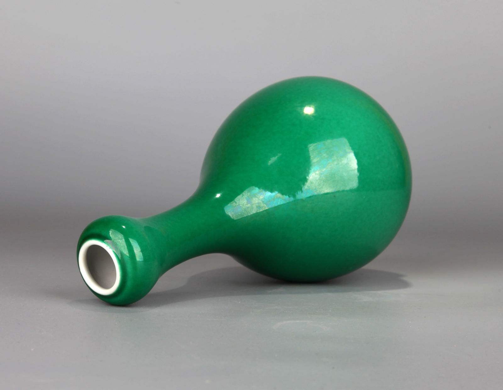 A CUCUMBER-GREEN GLAZED GARLIC-MOUTH VASE: A cucumber-green glazed garlic-mouth vase.Height 20 cm.