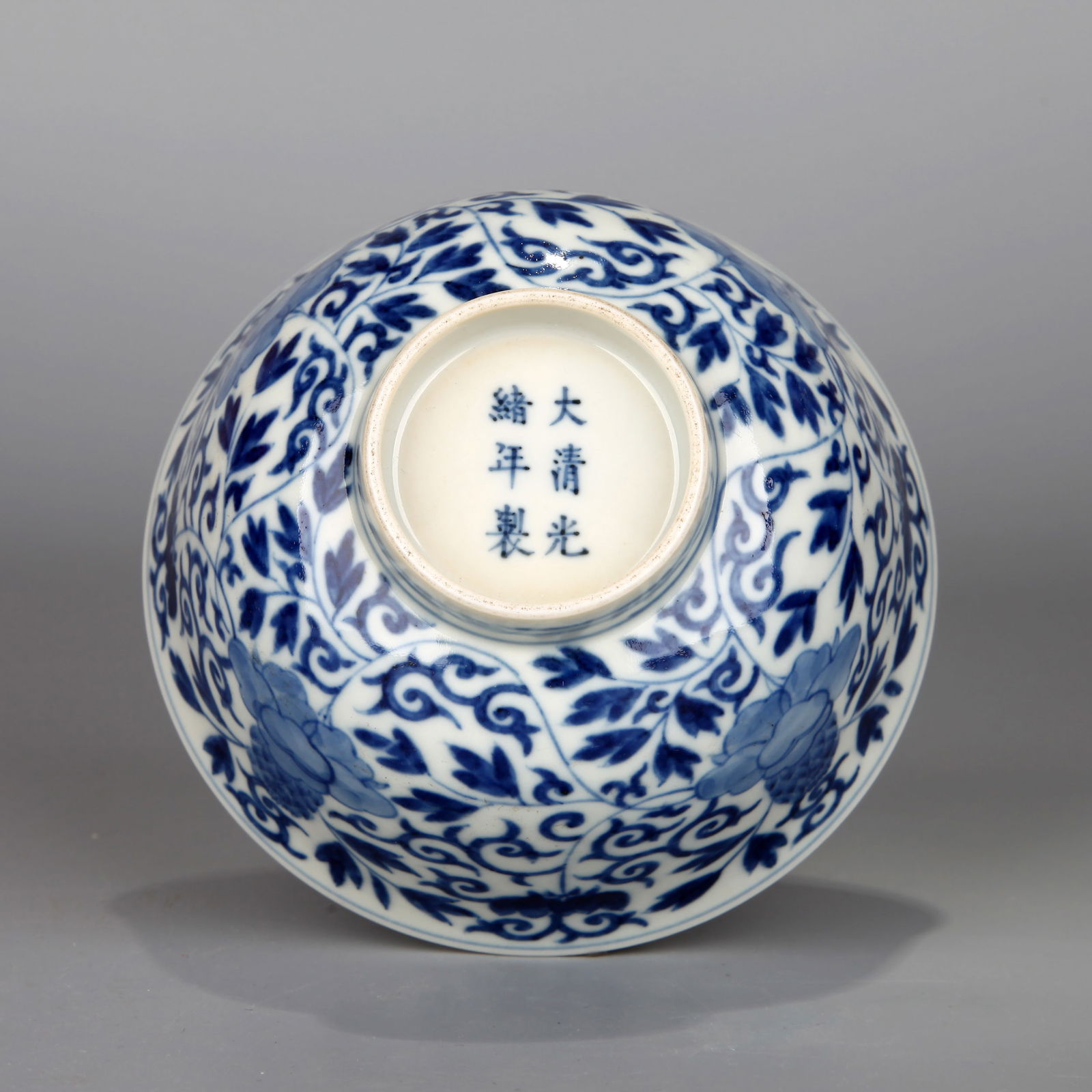 A BLUE AND WHITE BOWL: A blue and white bowl decorated with interlocking flowers.Height 6 cm, Diameter 11.5 cm.
