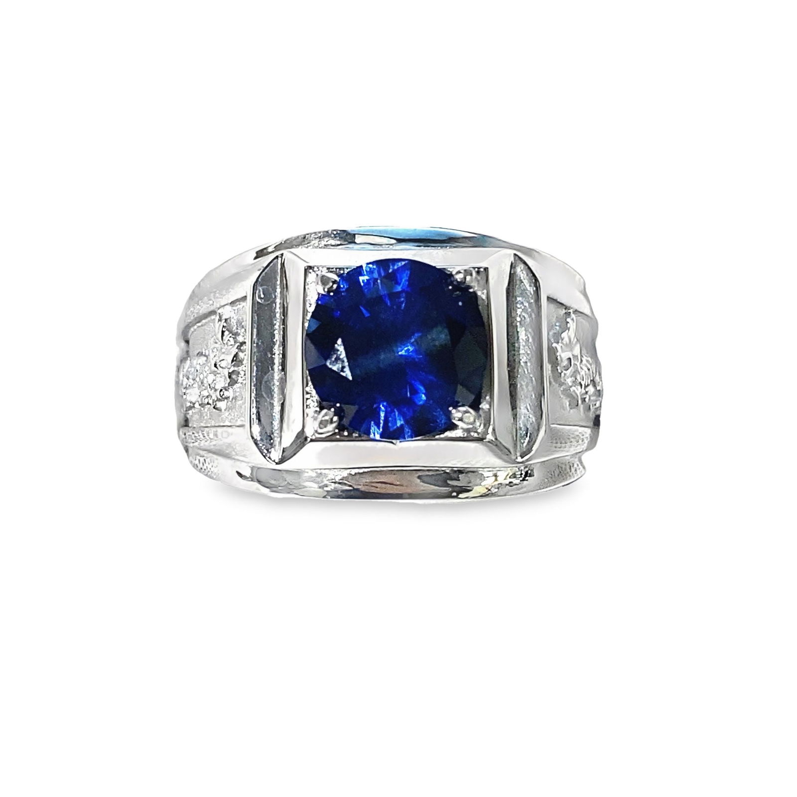 A SAPPHIRE BLUE RING: A sapphire blue ring.Size 12.