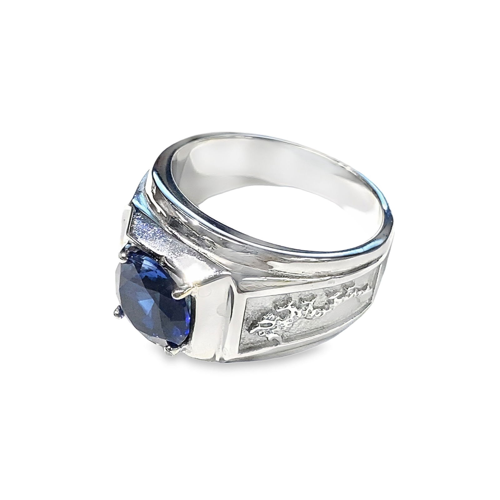 A SAPPHIRE BLUE RING - 2