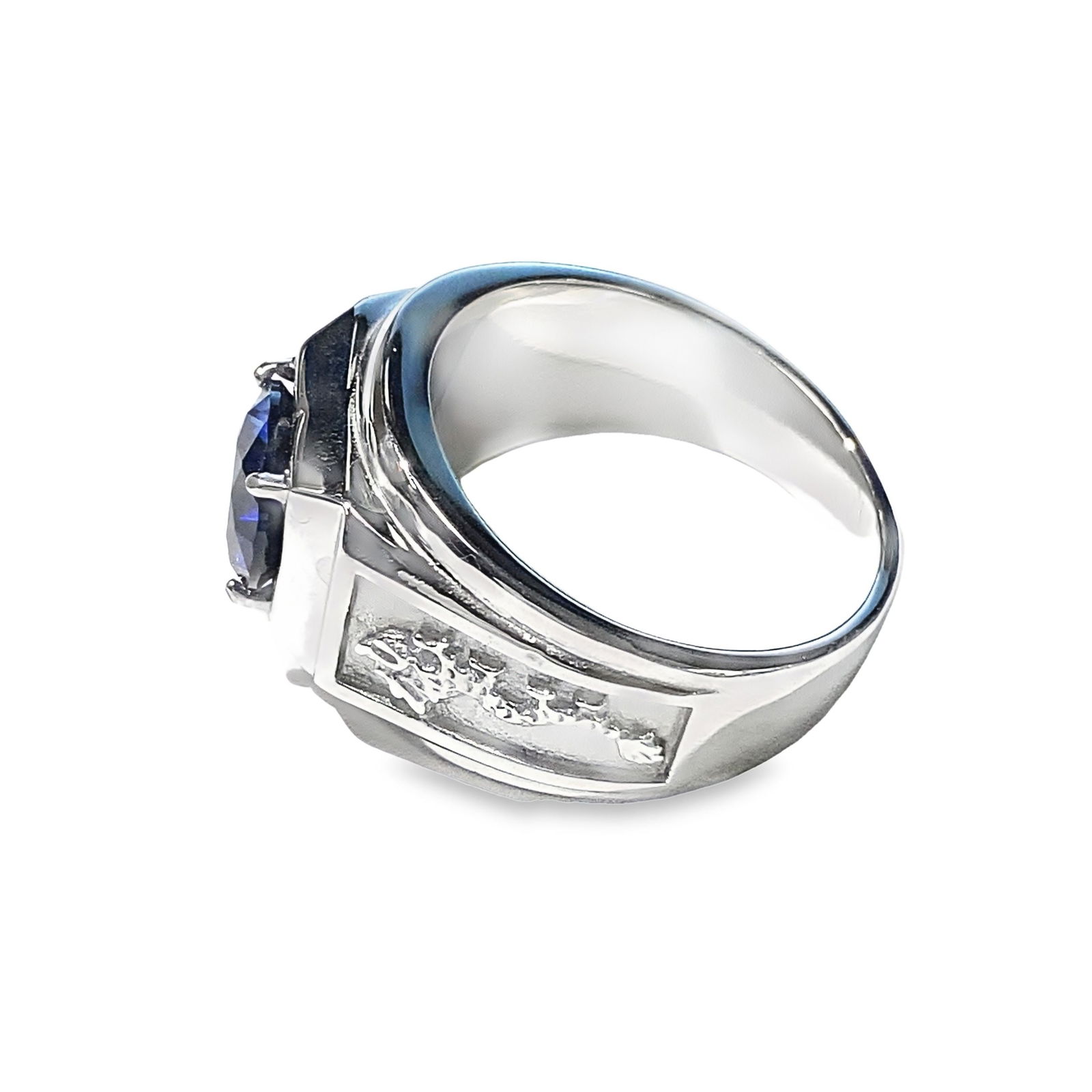 A SAPPHIRE BLUE RING - 3