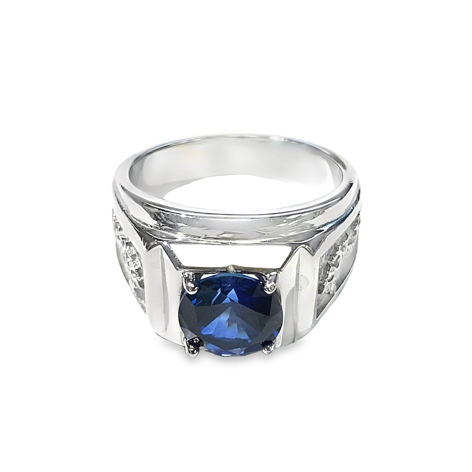 A SAPPHIRE BLUE RING - 5